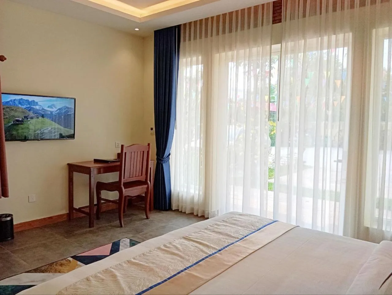 View (from property/room), Bed in Sokchea Kampot Hotel