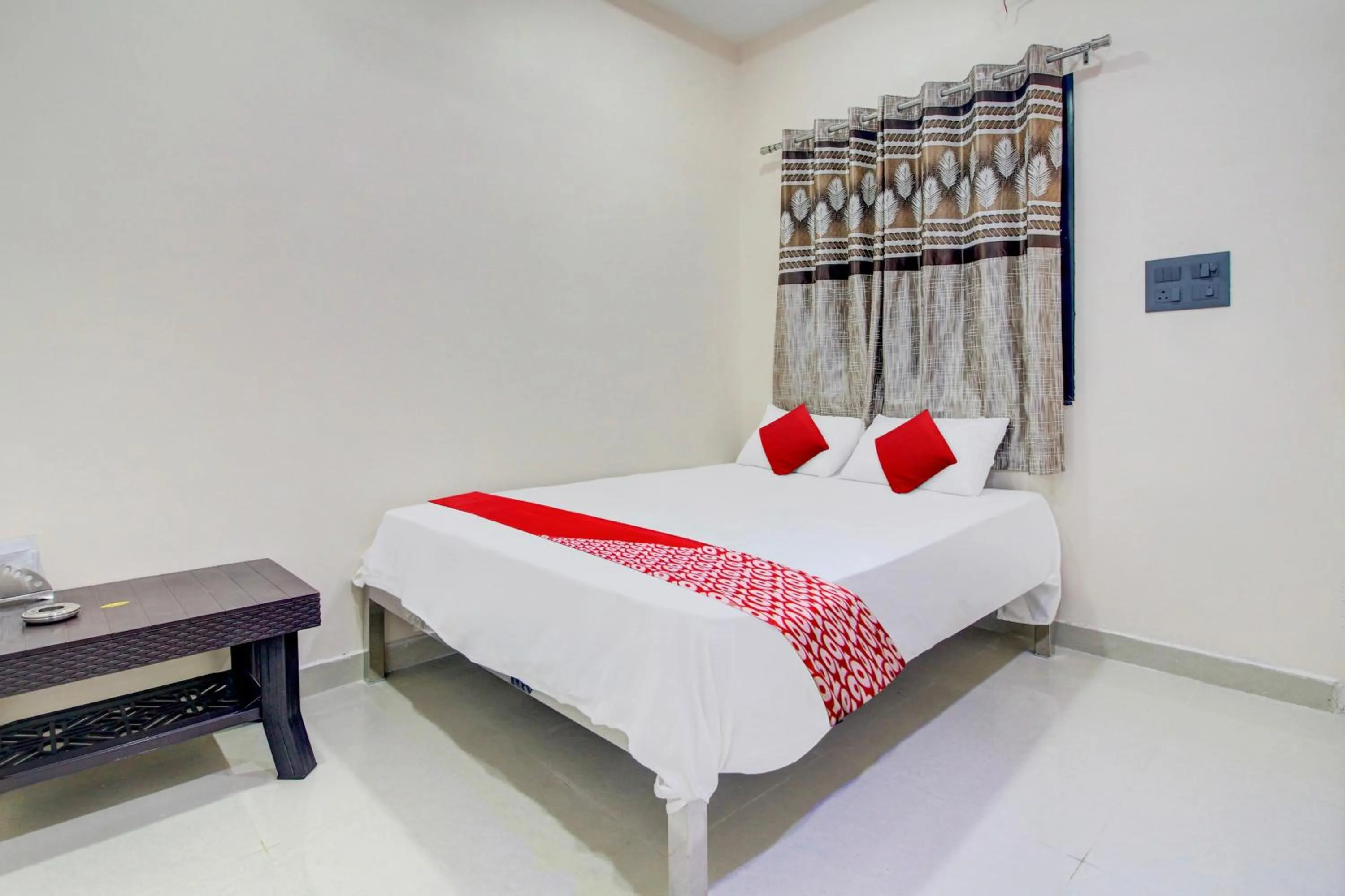 Bedroom, Bed in Hotel O Roman Inn