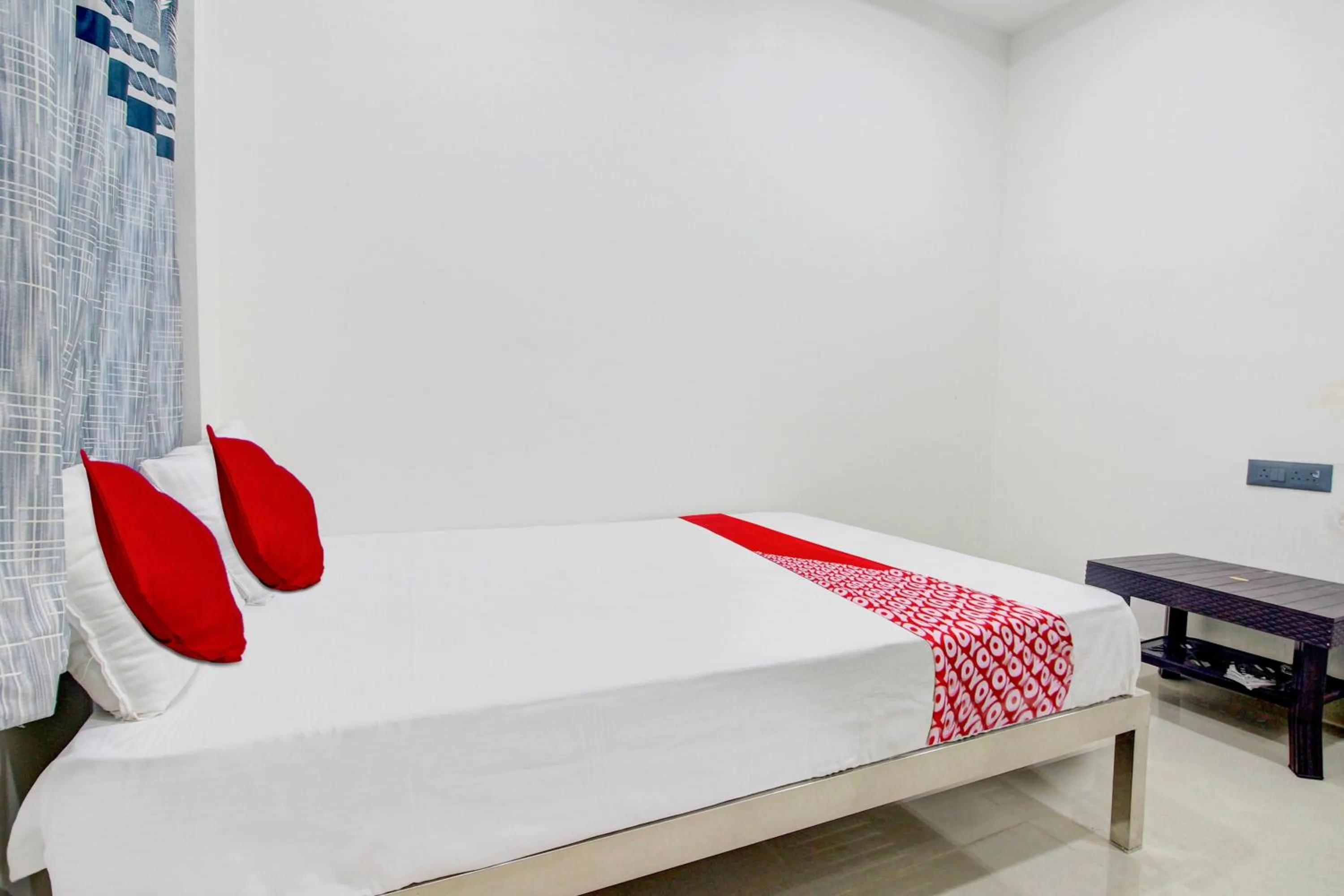 Bedroom, Bed in Hotel O Roman Inn