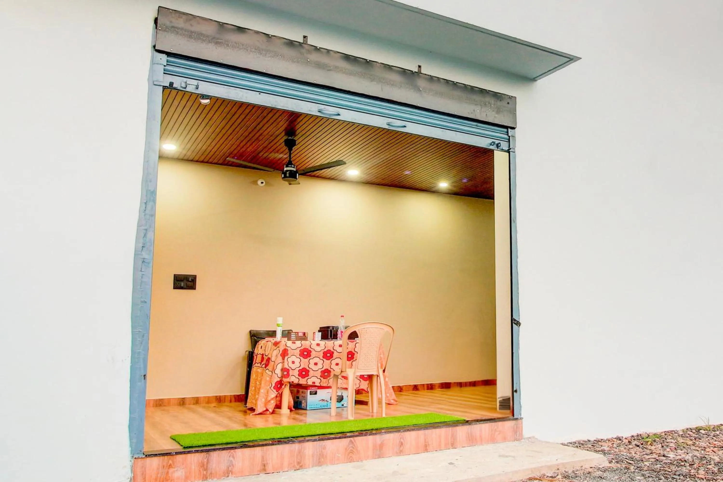 Facade/entrance in Hotel O Roman Inn