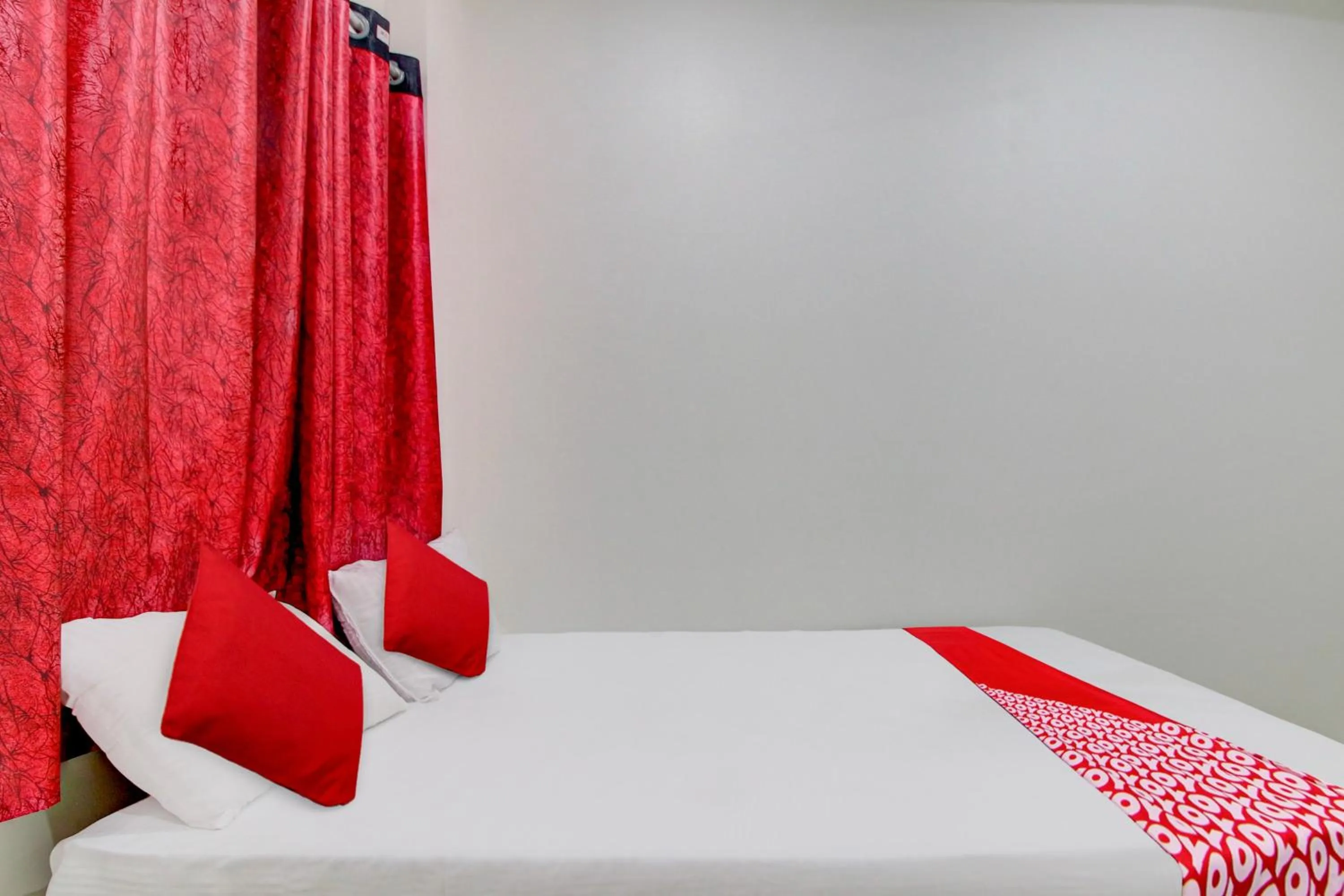 Bedroom, Bed in Hotel O Roman Inn