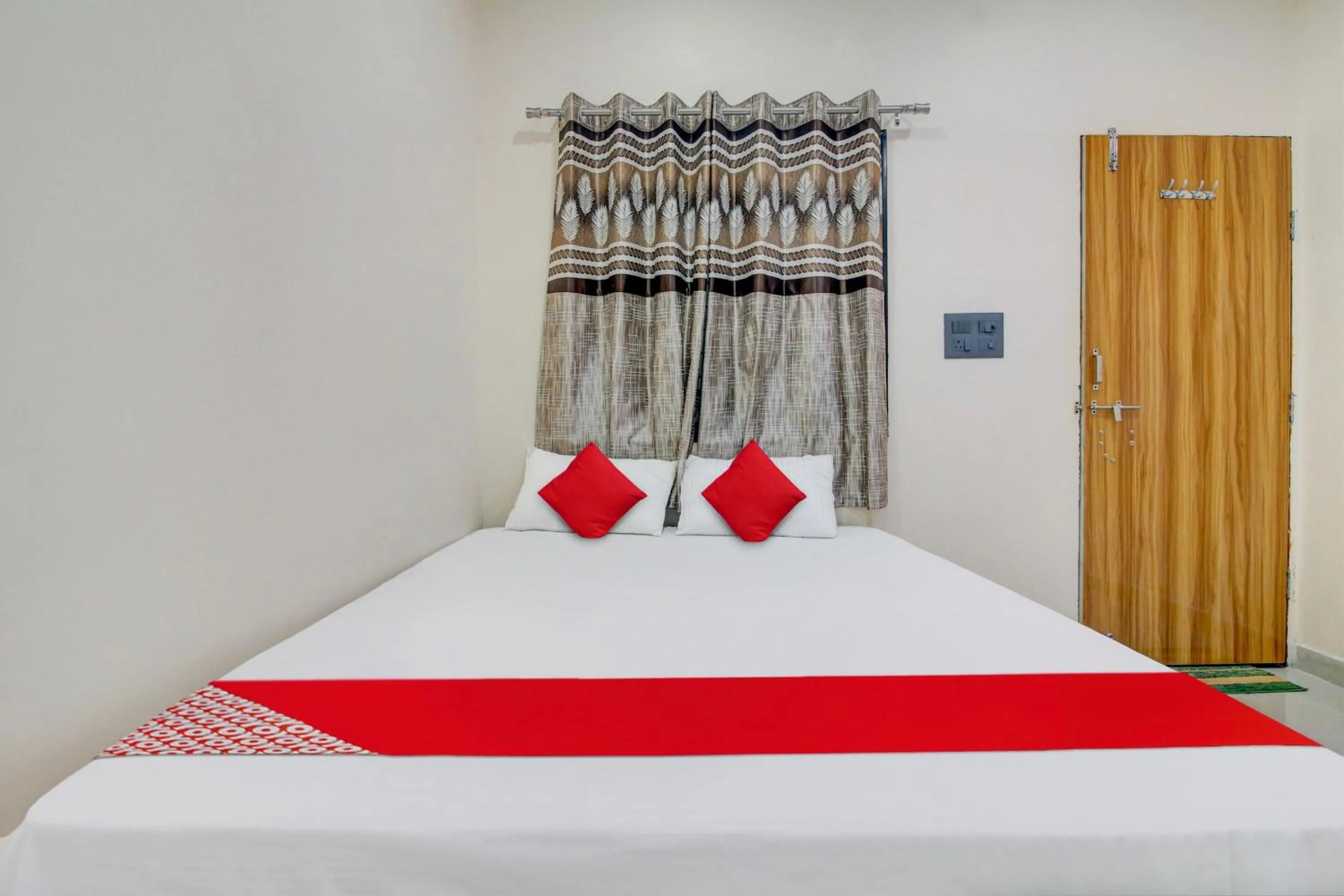 Bedroom, Bed in Hotel O Roman Inn