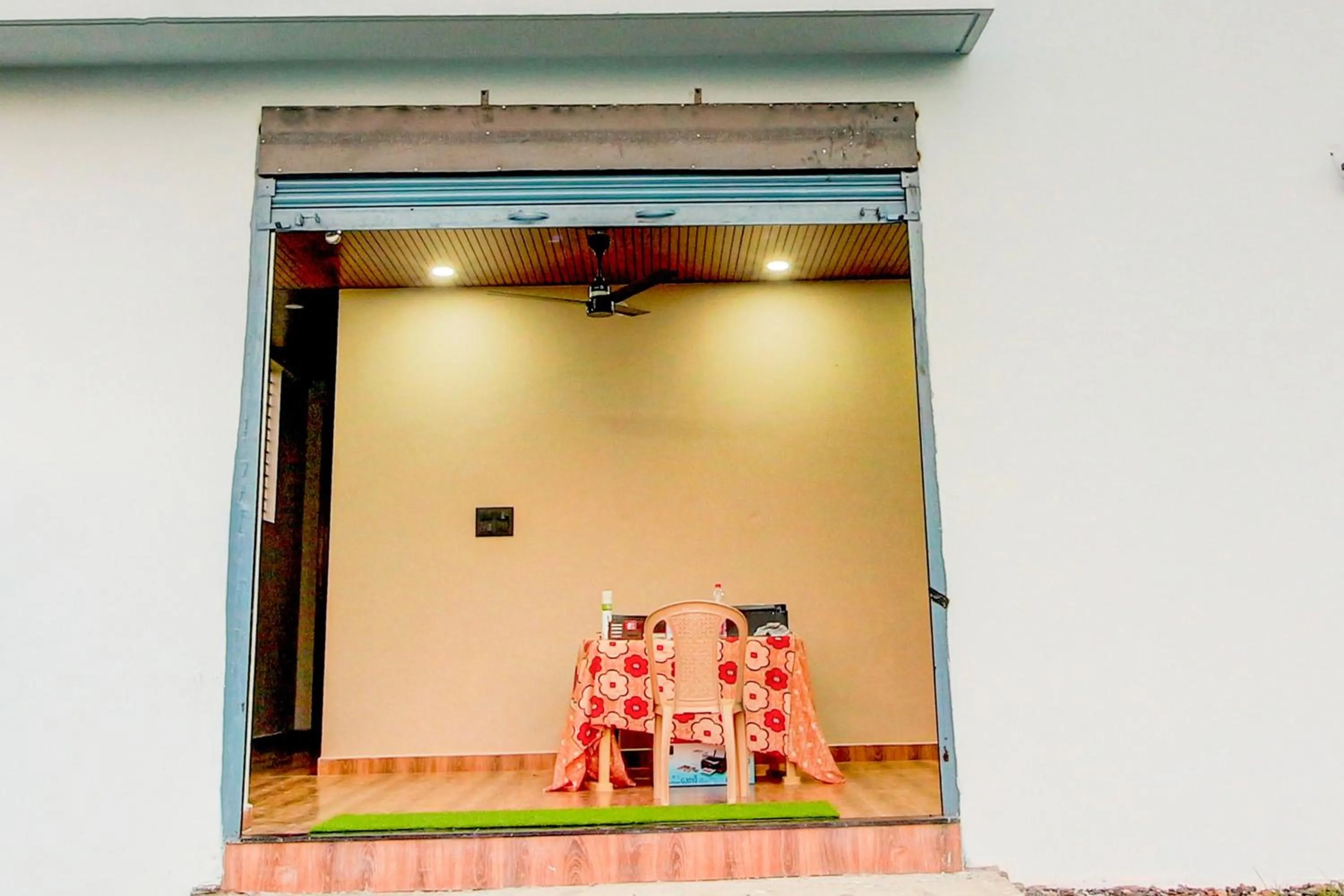 Facade/entrance in Hotel O Roman Inn