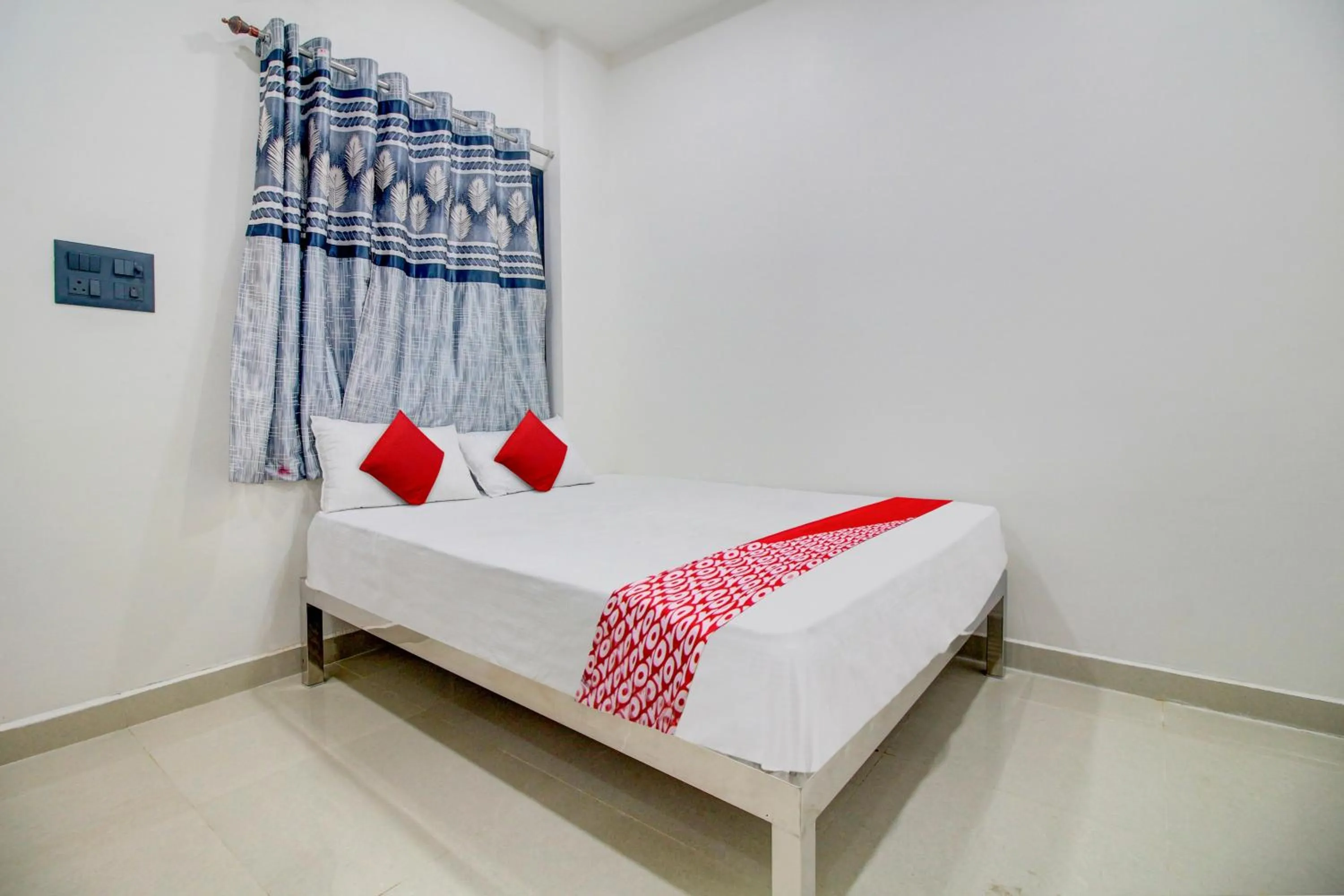 Bedroom, Bed in Hotel O Roman Inn