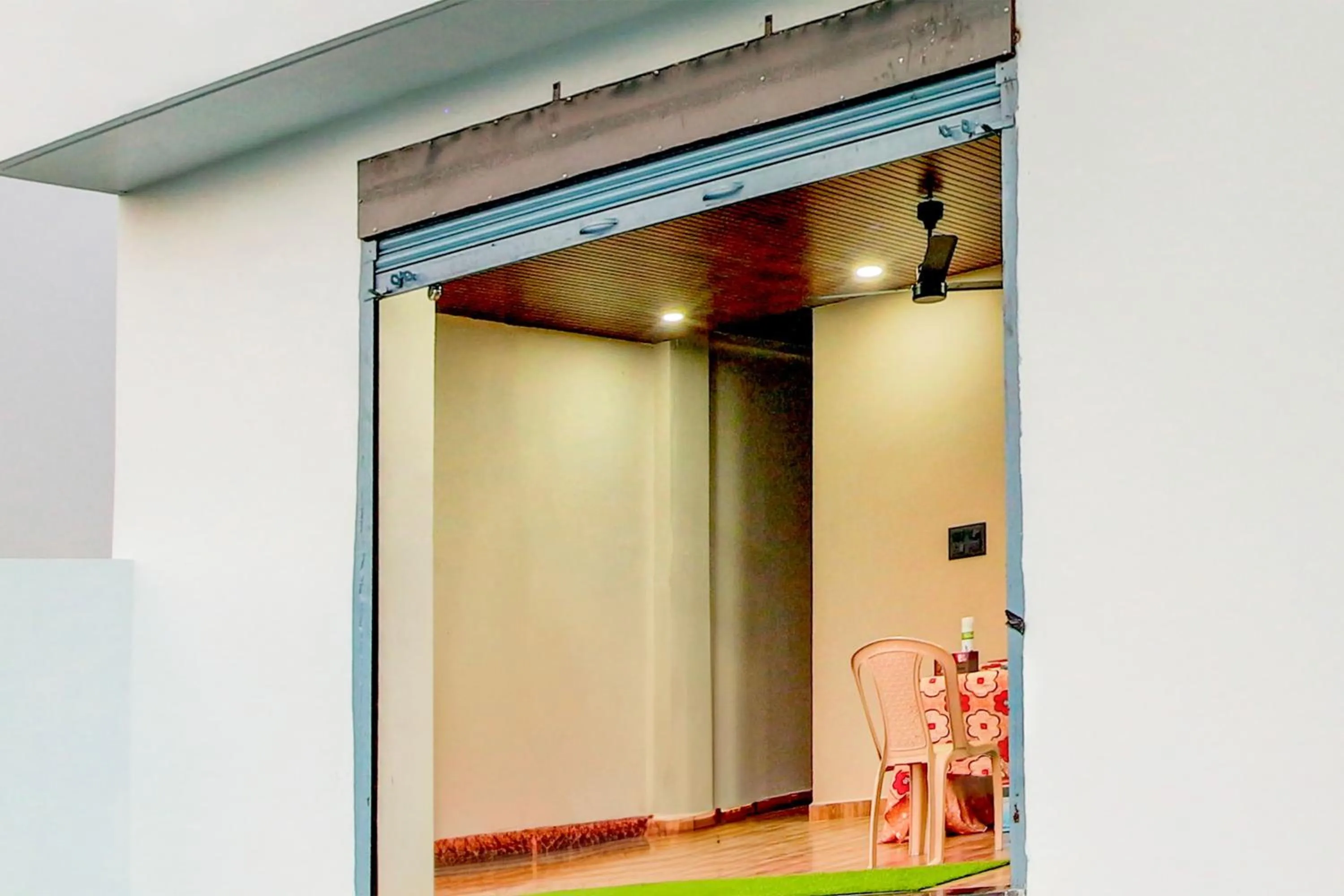 Facade/entrance in Hotel O Roman Inn