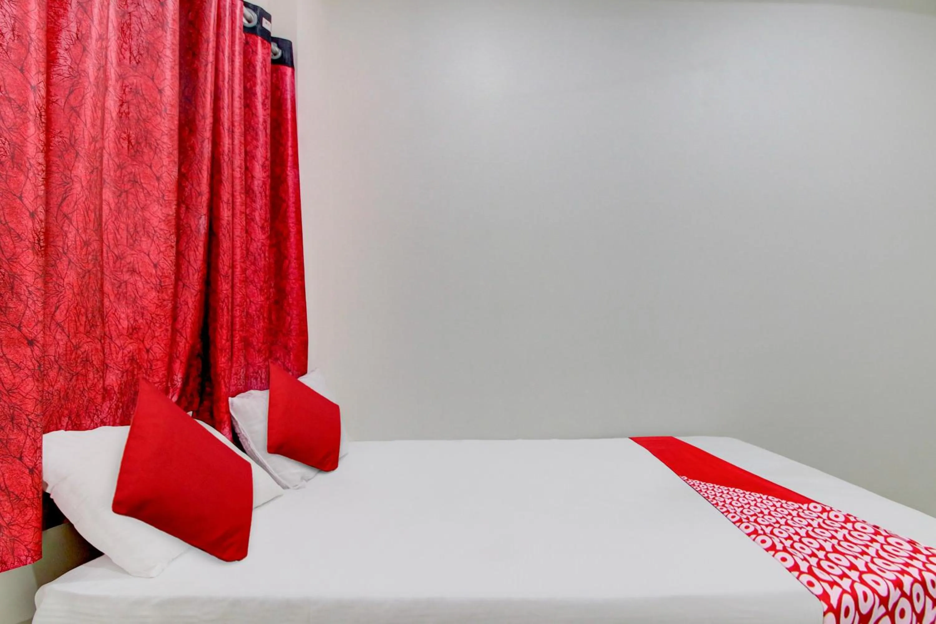 Bedroom, Bed in Hotel O Roman Inn