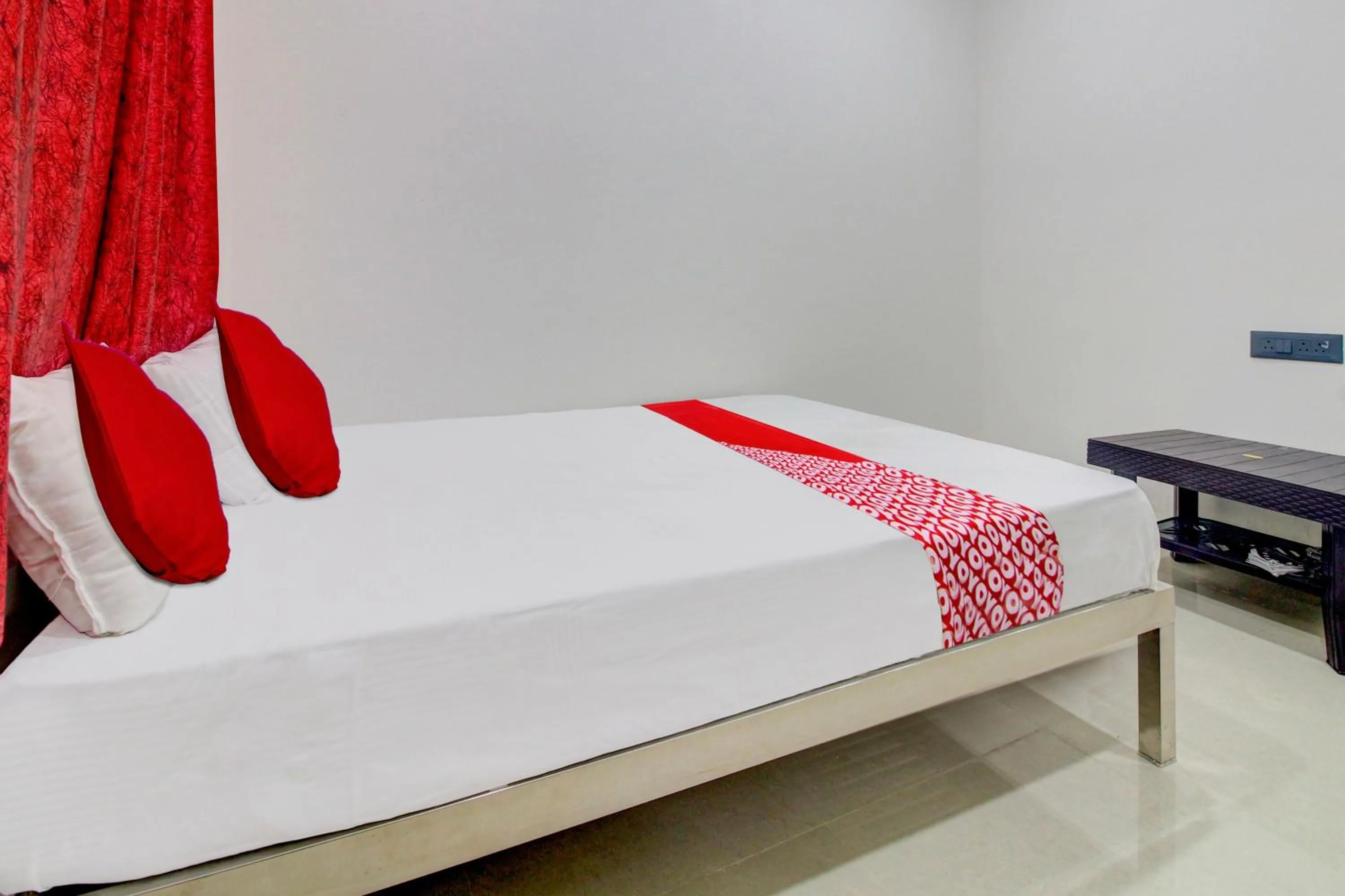 Bedroom, Bed in Hotel O Roman Inn