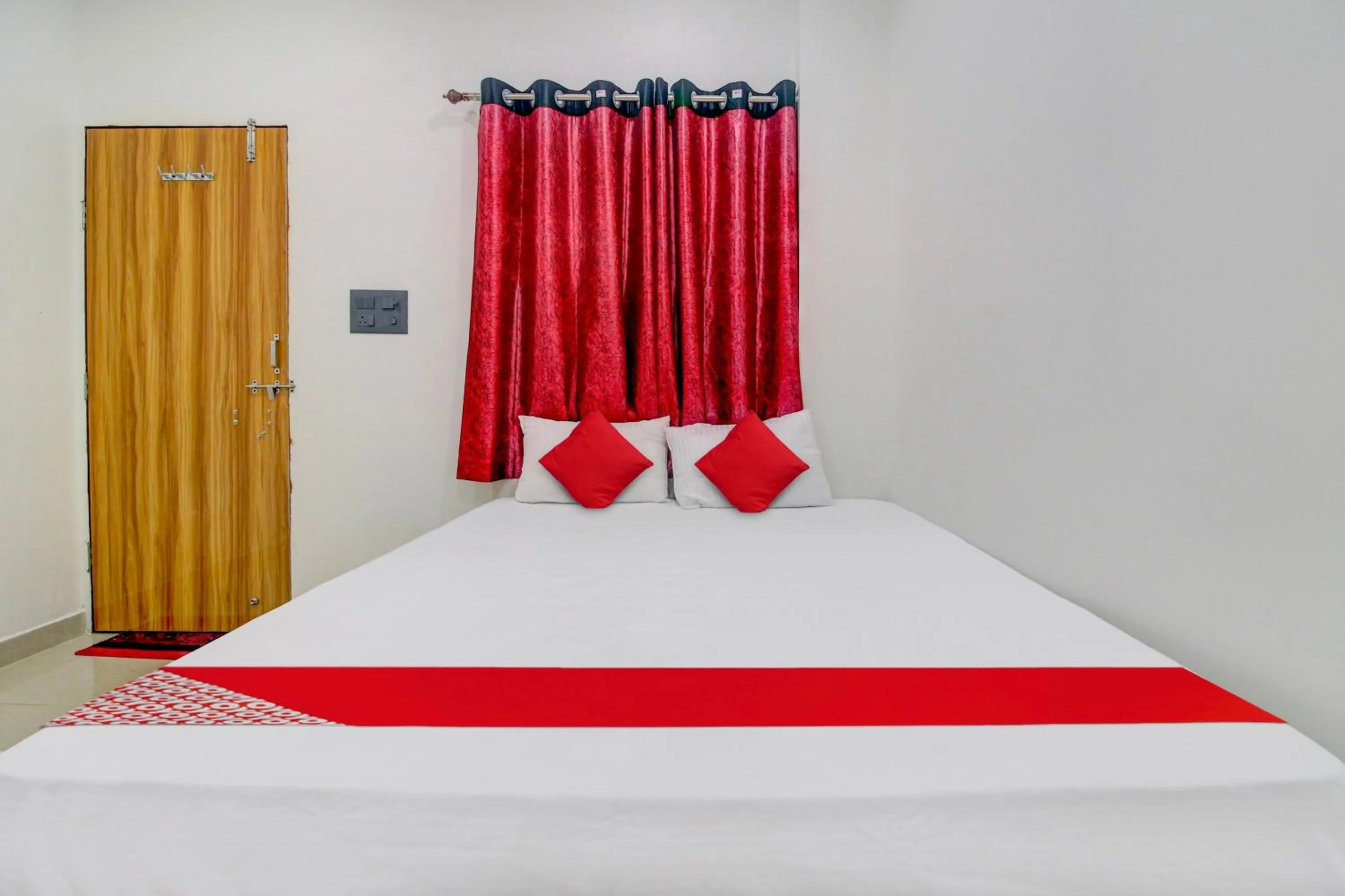 Bedroom, Bed in Hotel O Roman Inn