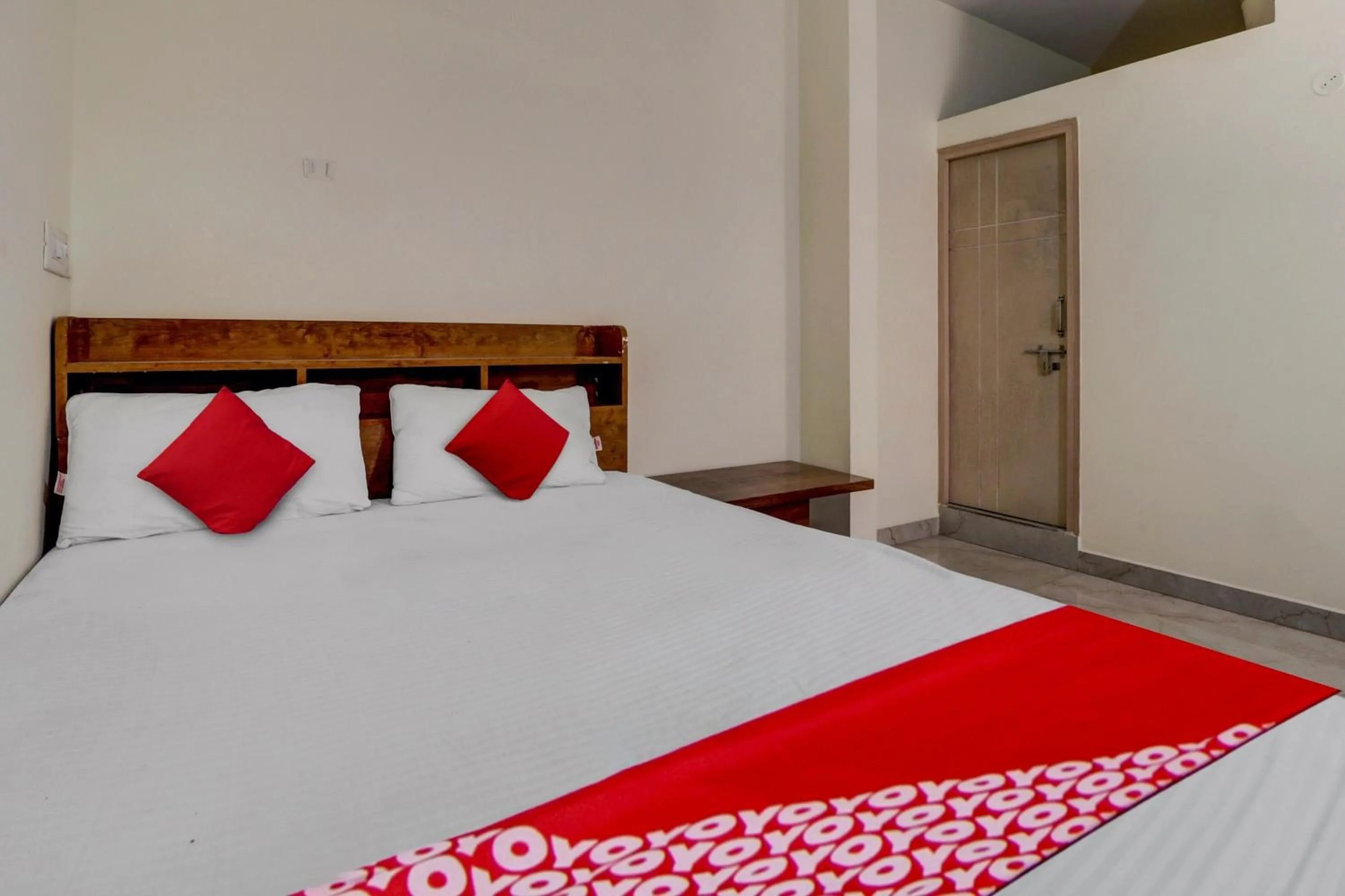 Facade/entrance, Bed in Hotel O Asian Palace