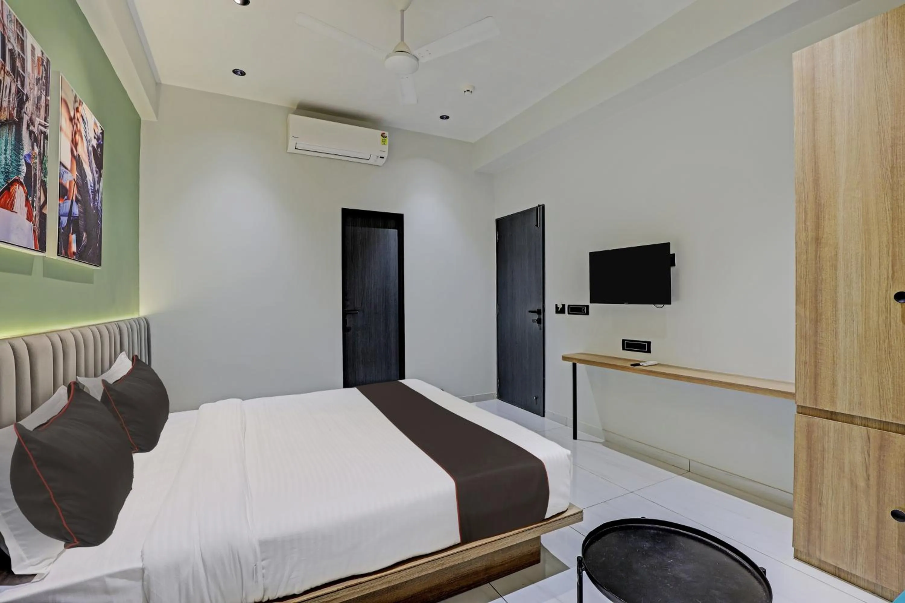 Bedroom, Bed in HOTEL LEE PLATINUM