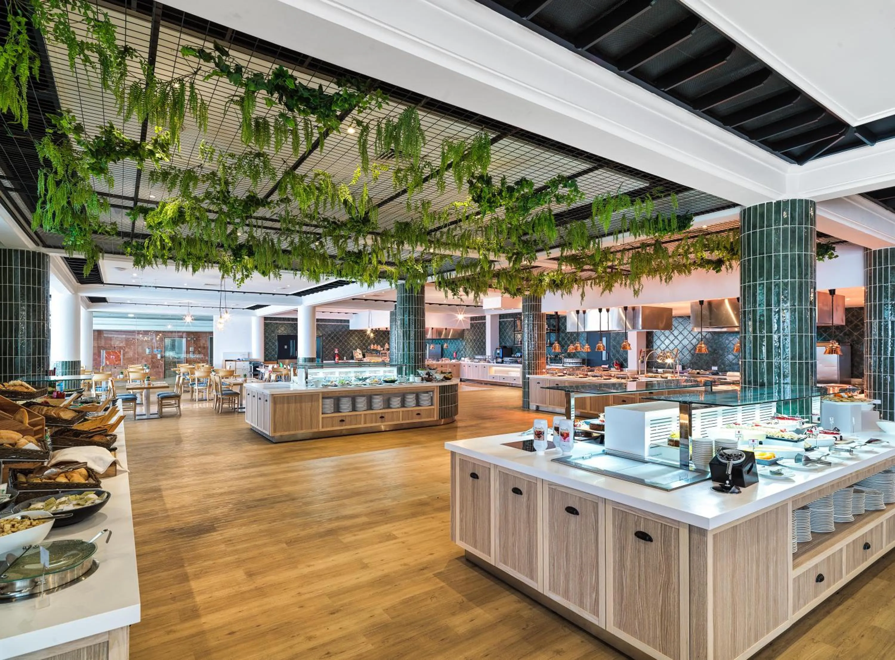 Restaurant/places to eat in Leonardo Cypria Bay