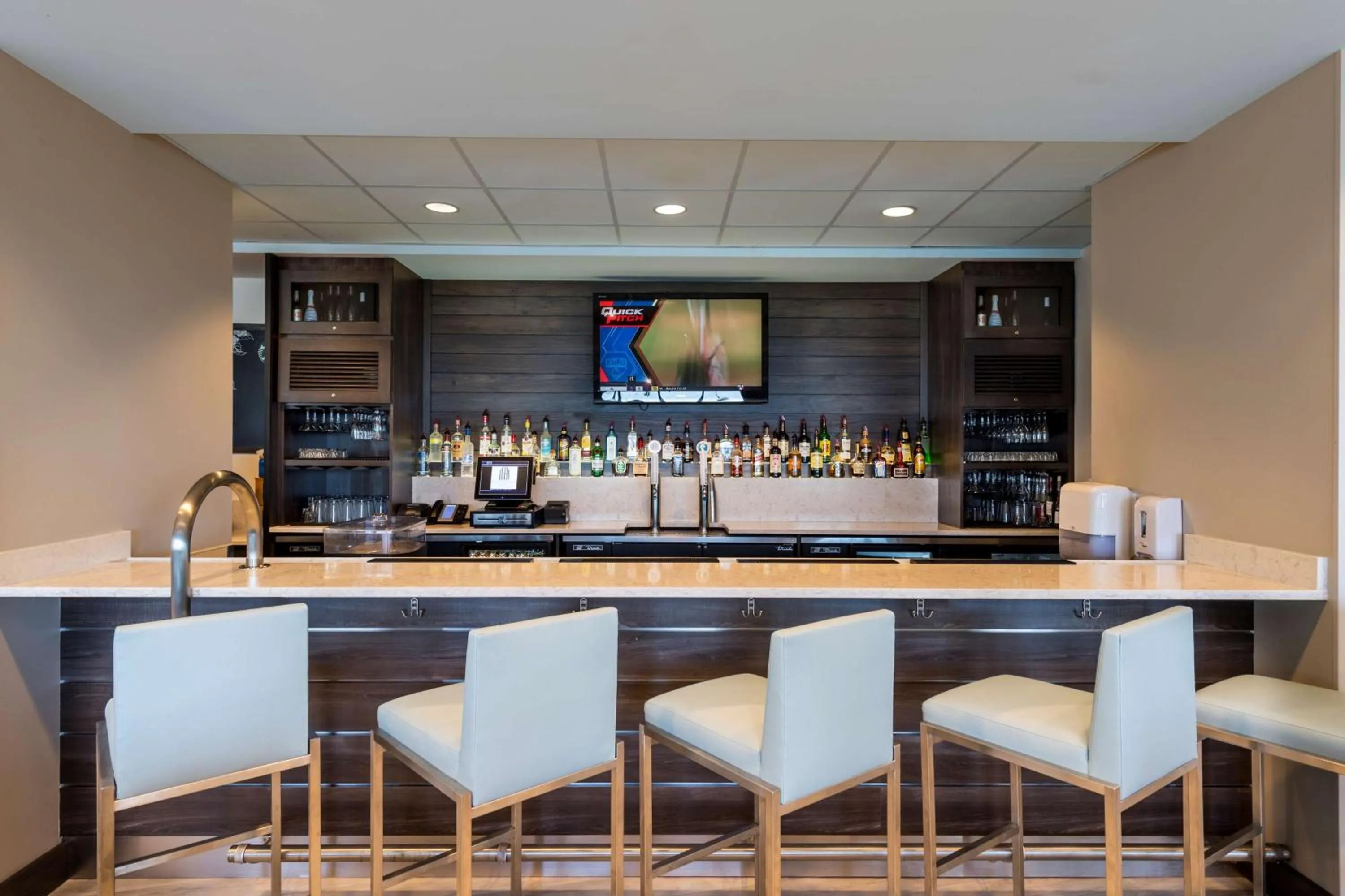 Lounge or bar in The Island House Hotel a Doubletree by Hilton