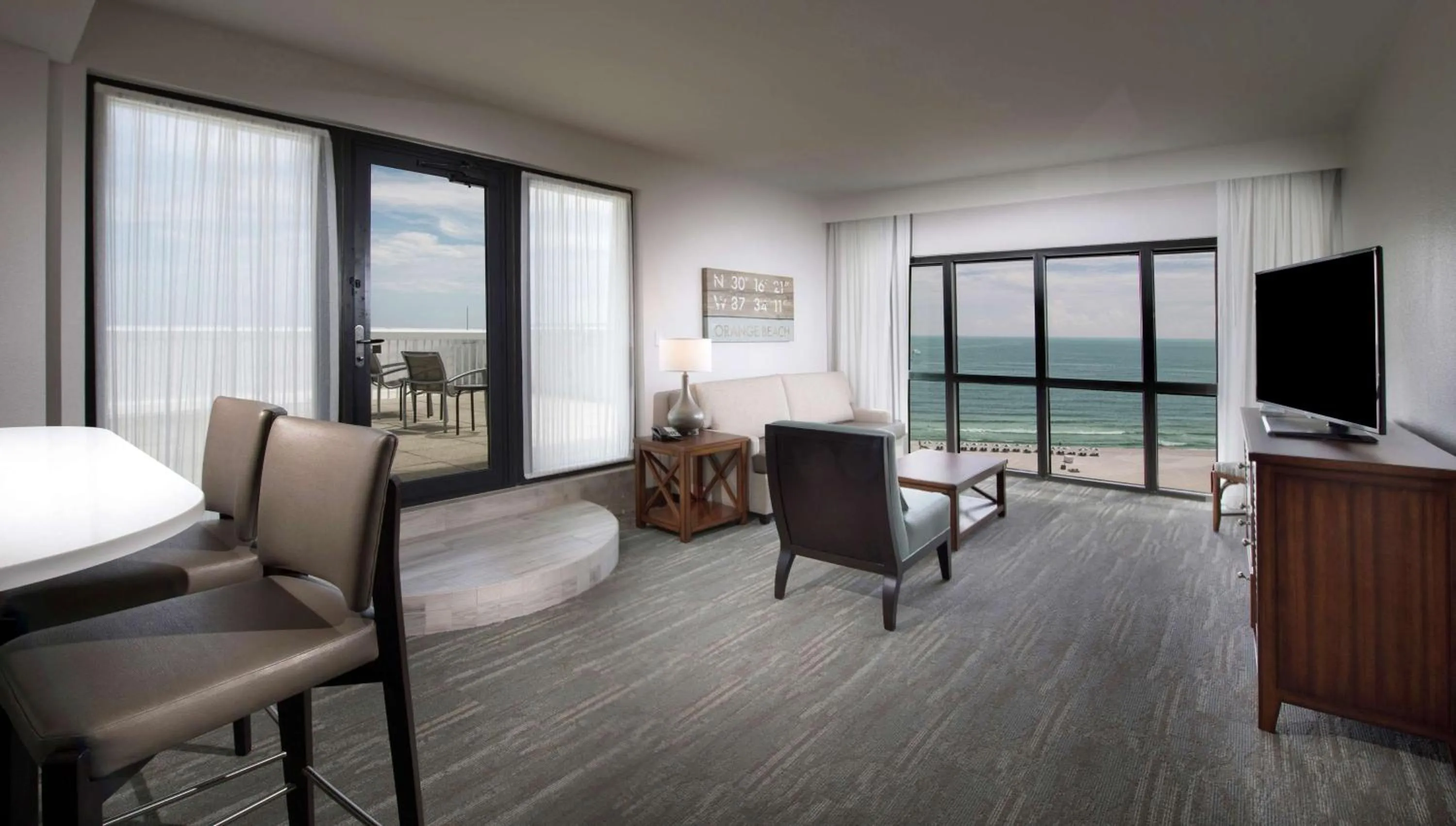 Living room in The Island House Hotel a Doubletree by Hilton