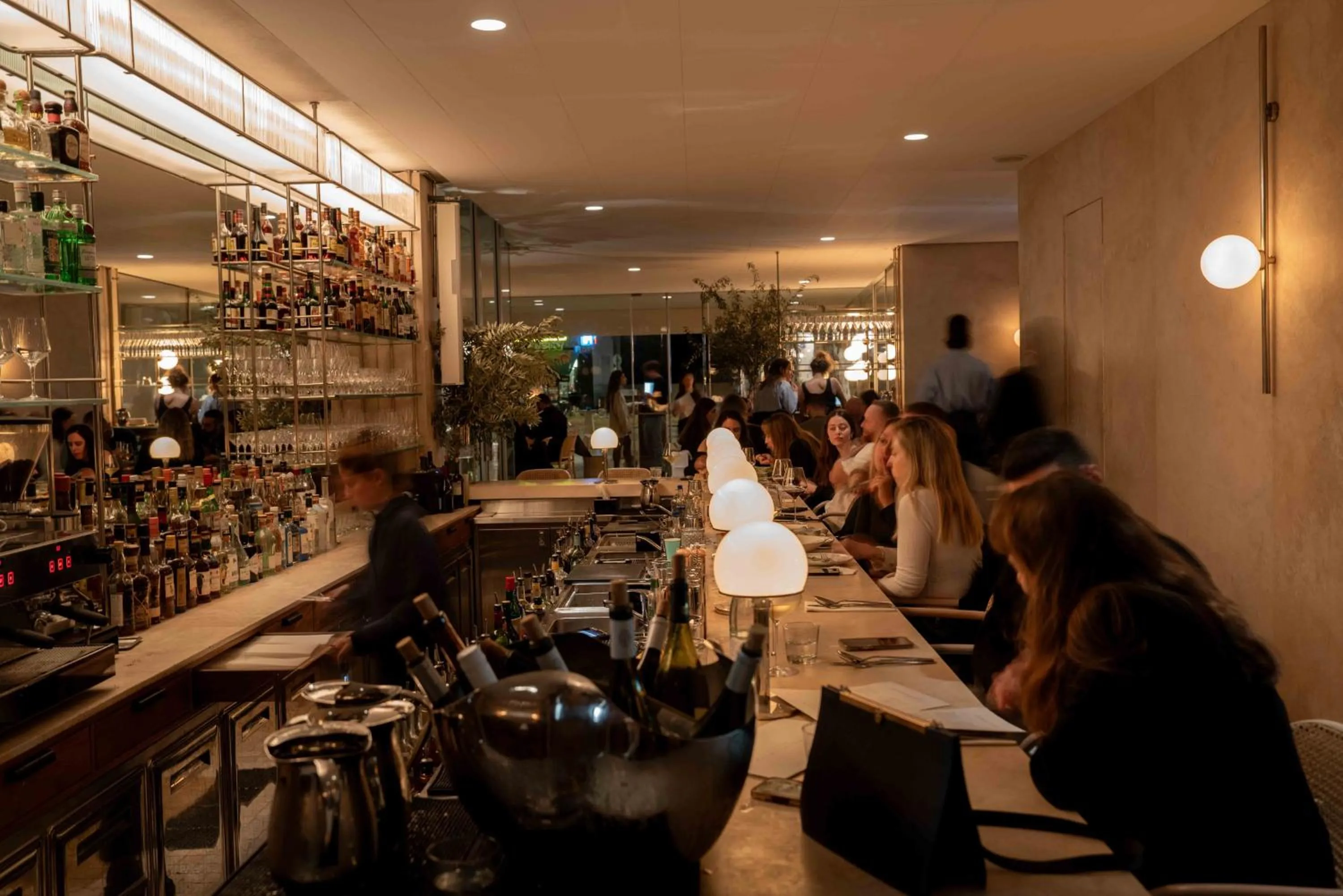 Restaurant/places to eat in R48 Hotel and Garden