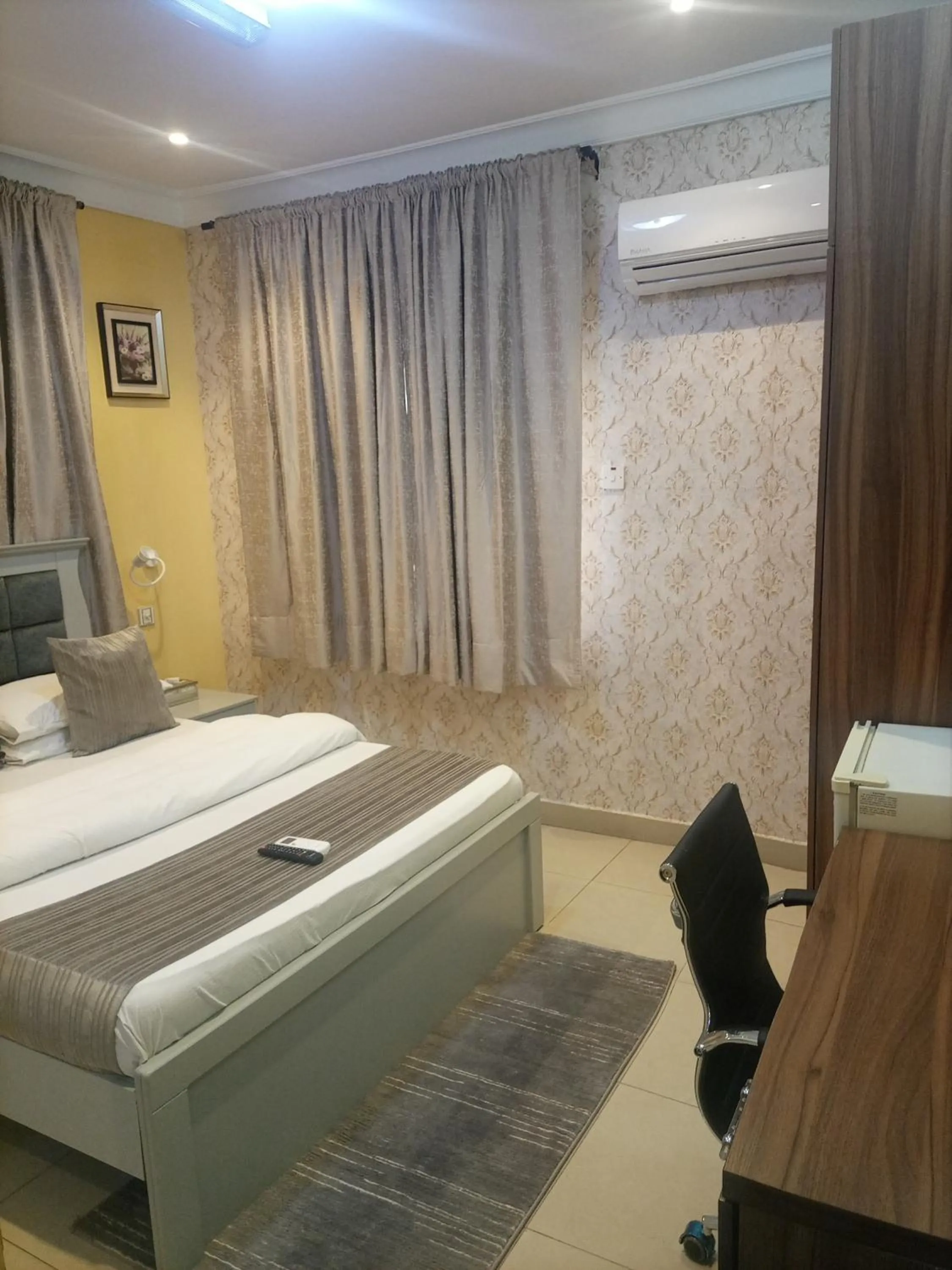 Bed in ERiTH APARTMENT & SUITES