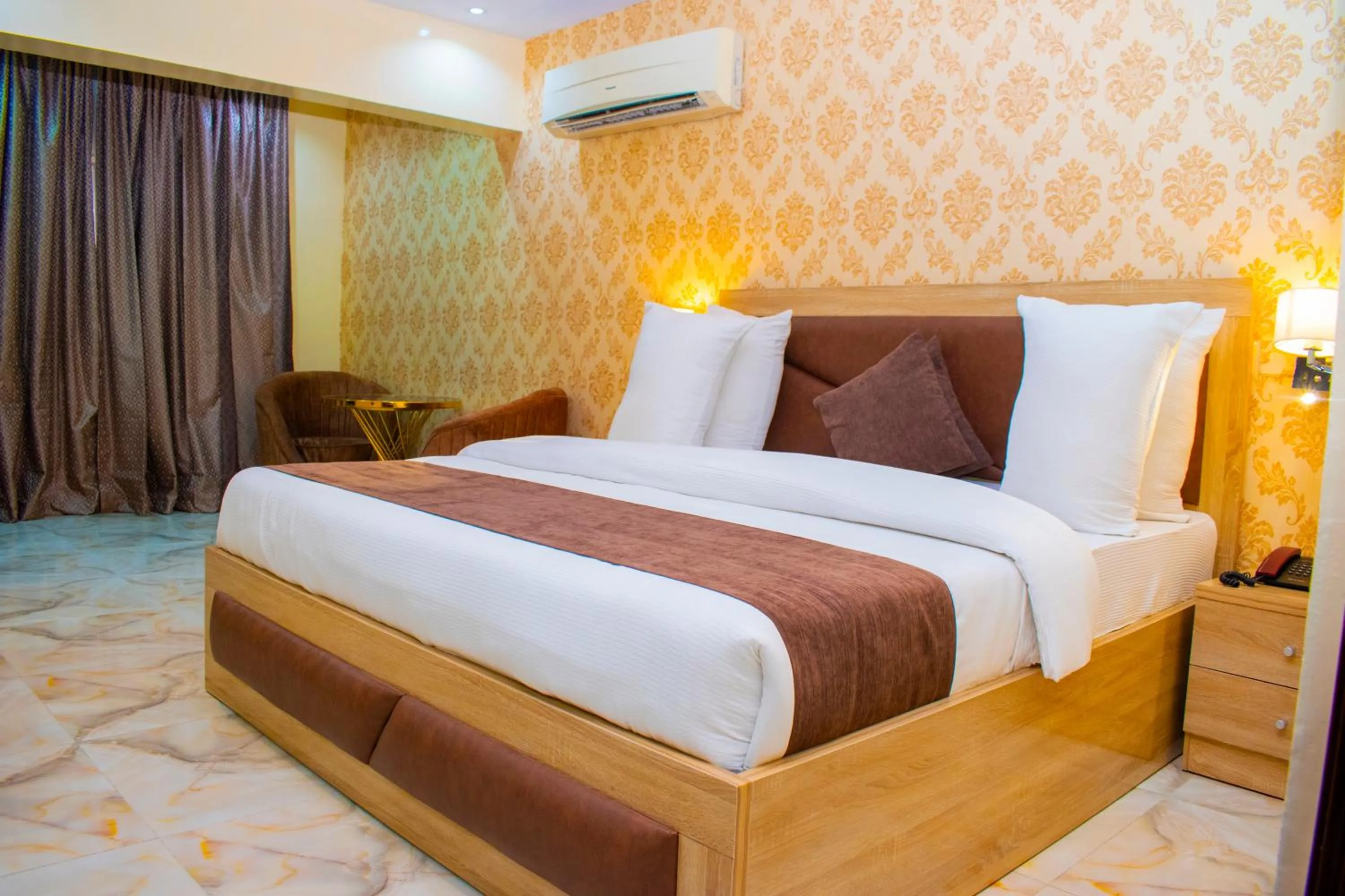 Bed in ERiTH APARTMENT & SUITES