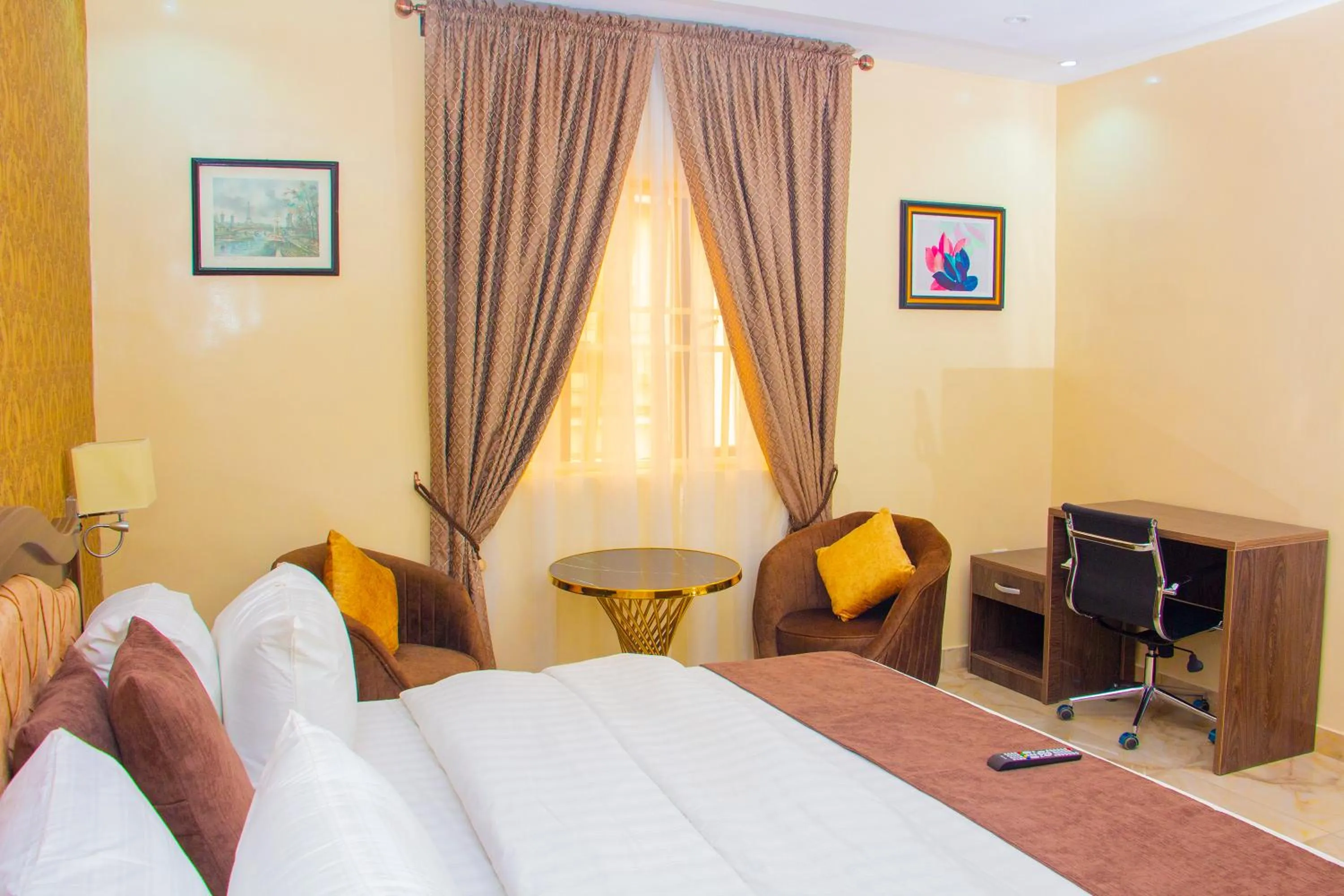 Bed in ERiTH APARTMENT & SUITES