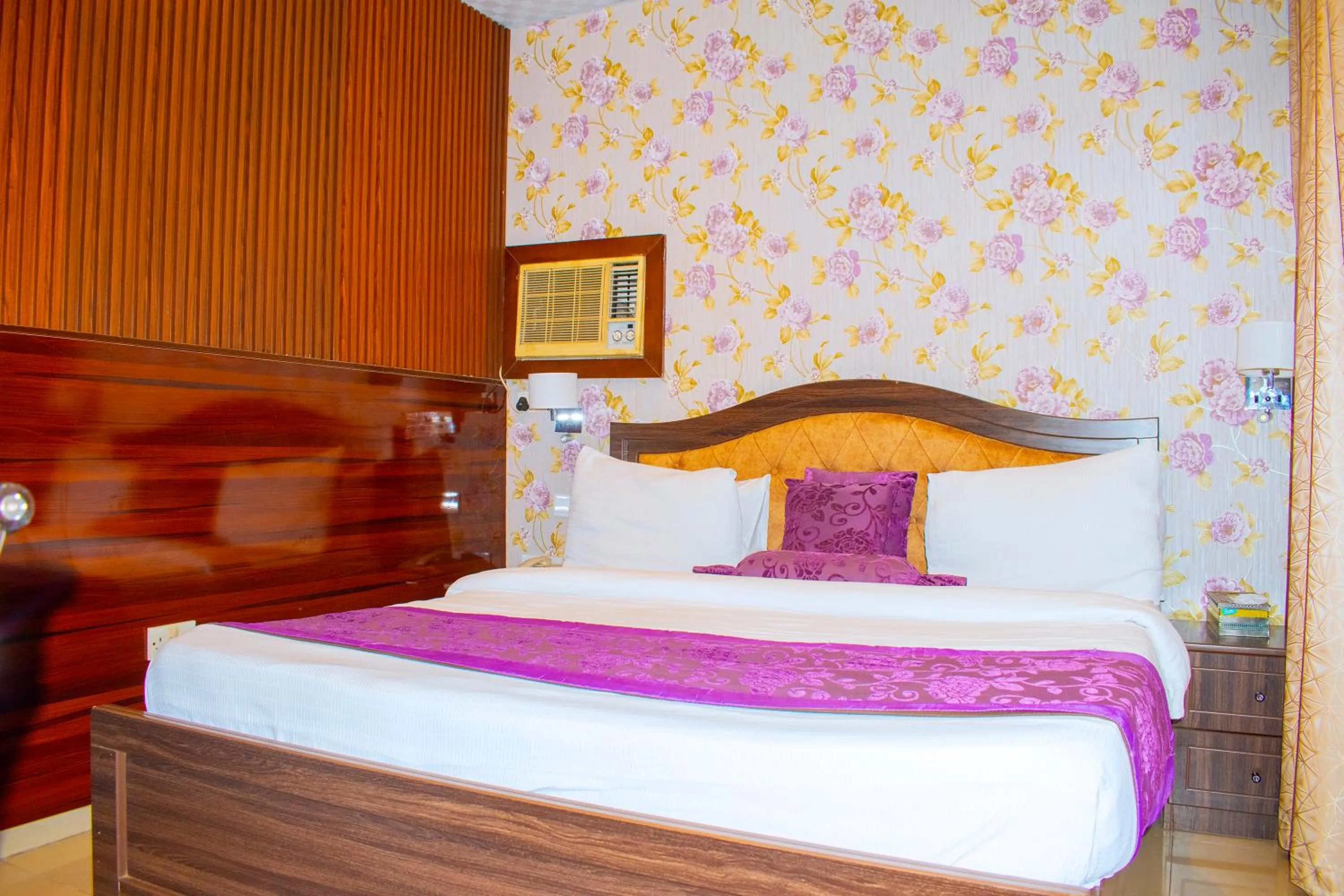 Bed in ERiTH APARTMENT & SUITES