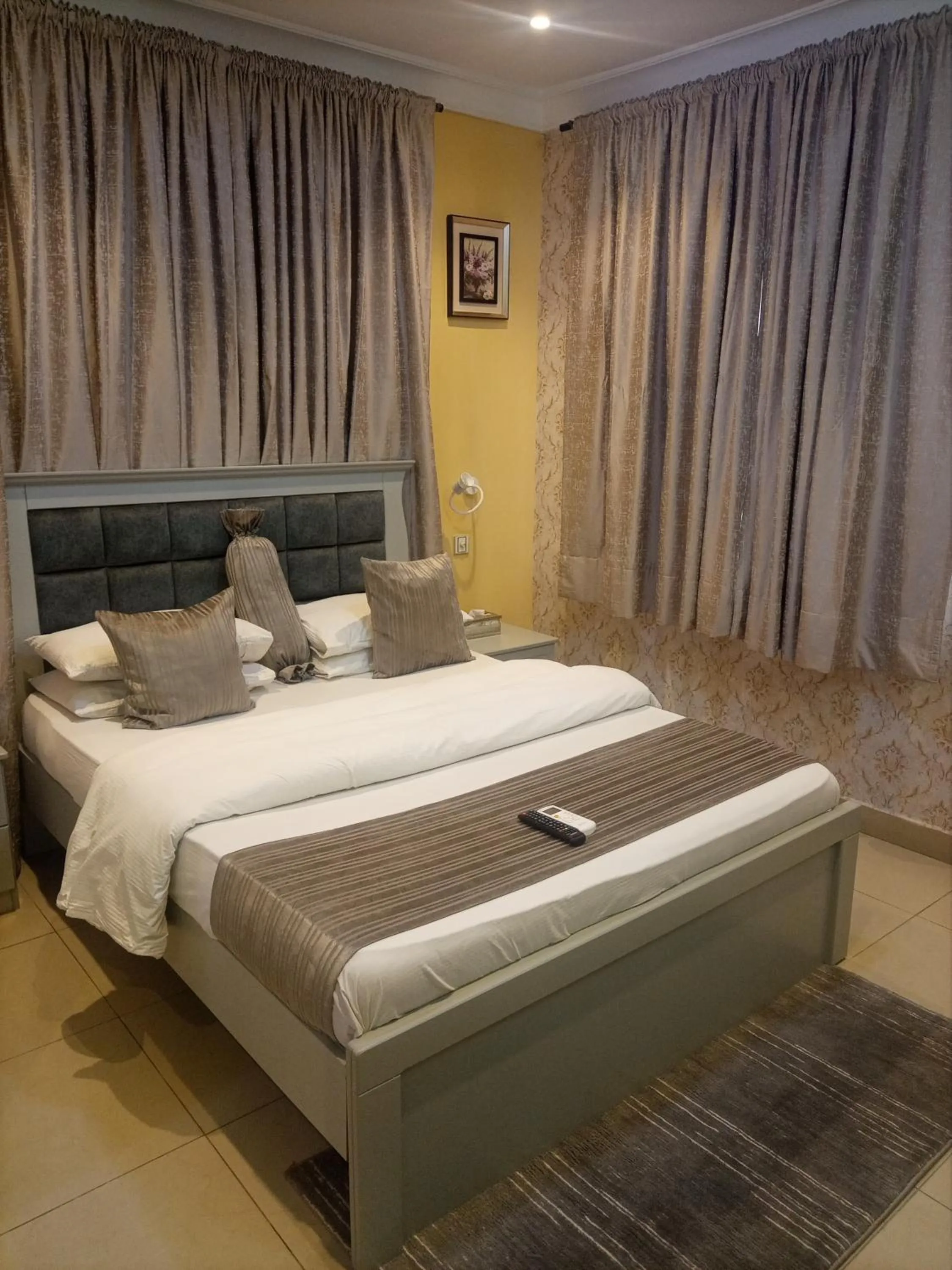 Bed in ERiTH APARTMENT & SUITES