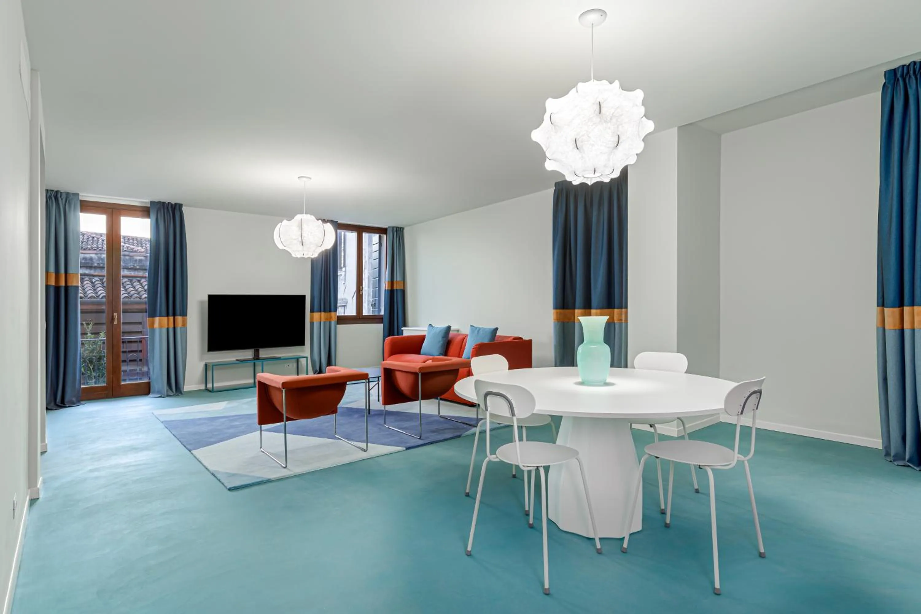 TV and multimedia in Palazzo Dei Fiori by Room Mate