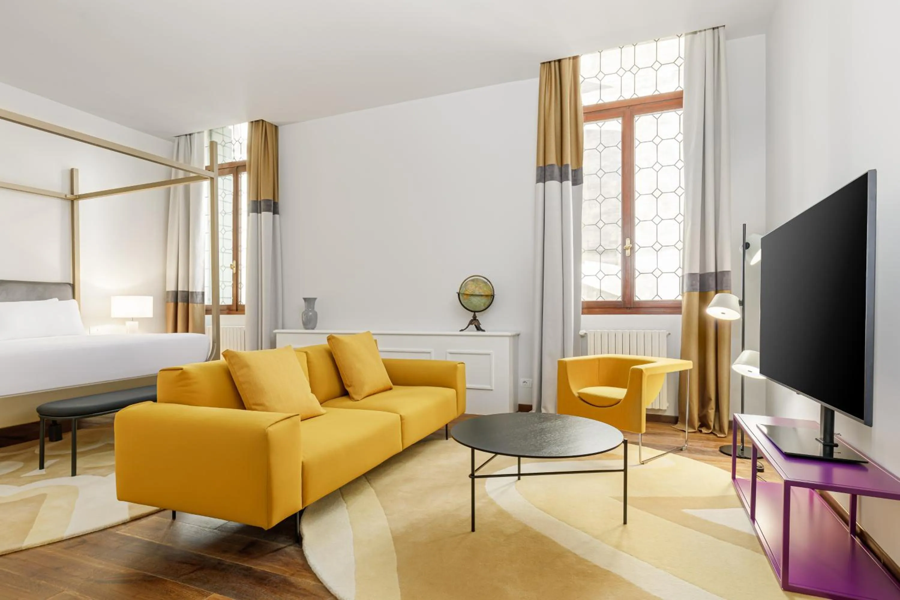 TV and multimedia, Bed in Palazzo Dei Fiori by Room Mate