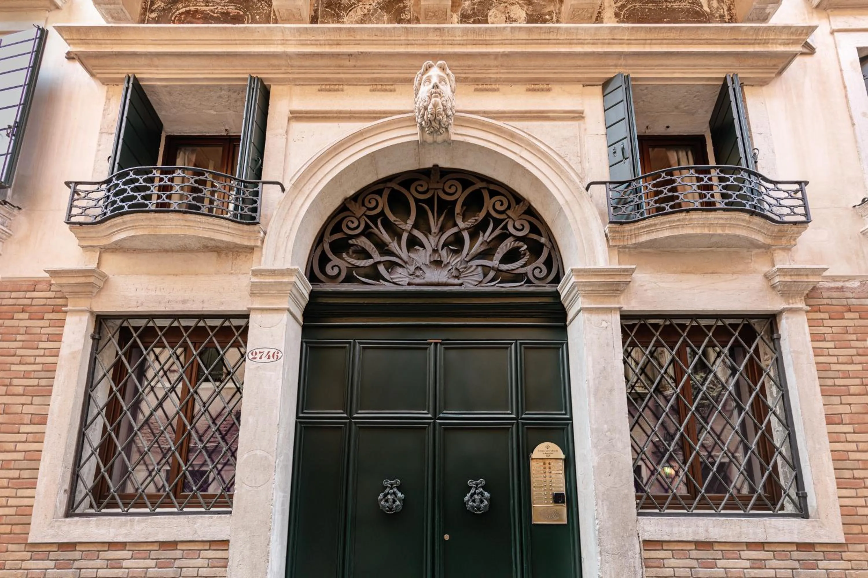 Facade/entrance in Palazzo Dei Fiori by Room Mate