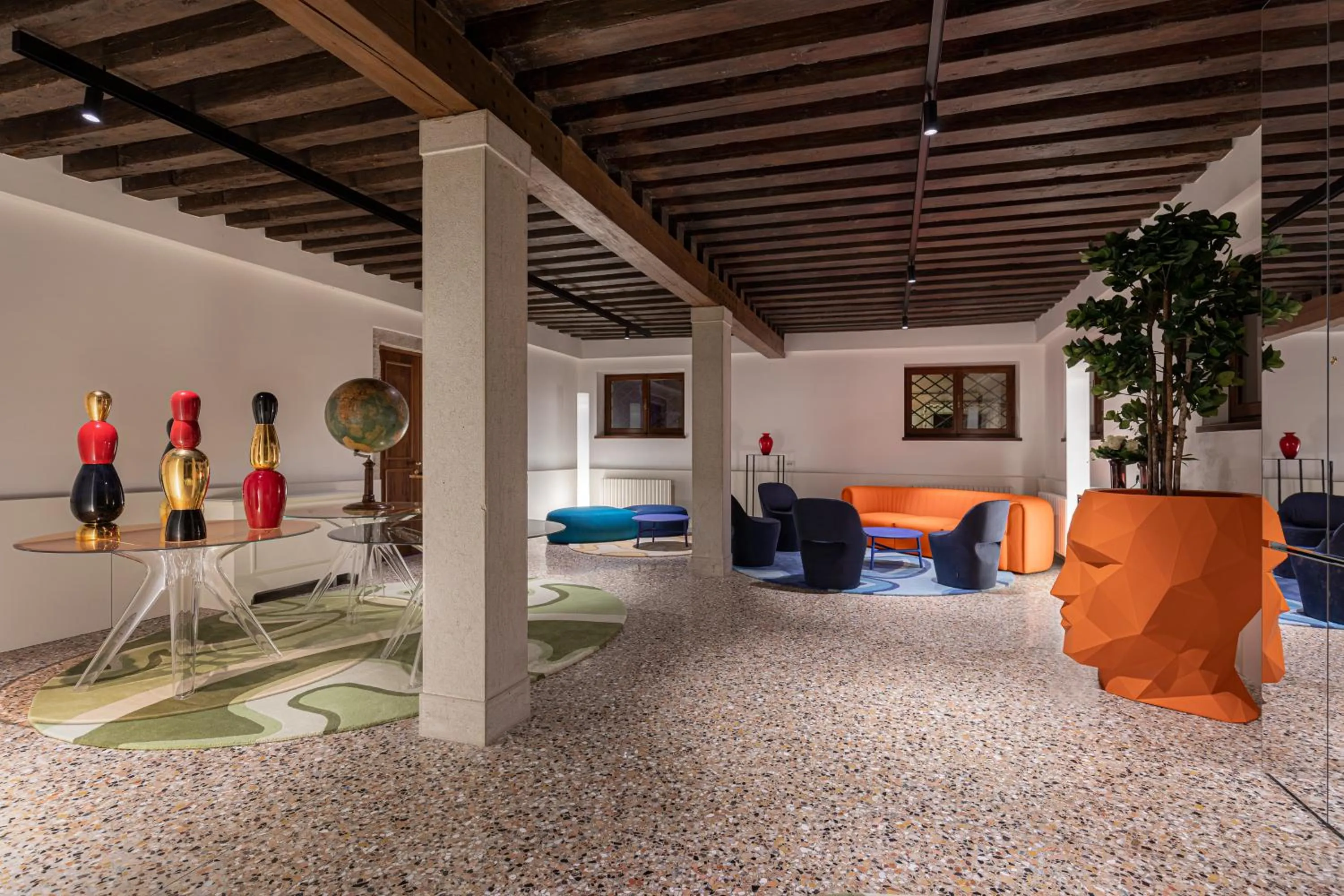 Communal lounge/ TV room in Palazzo Dei Fiori by Room Mate