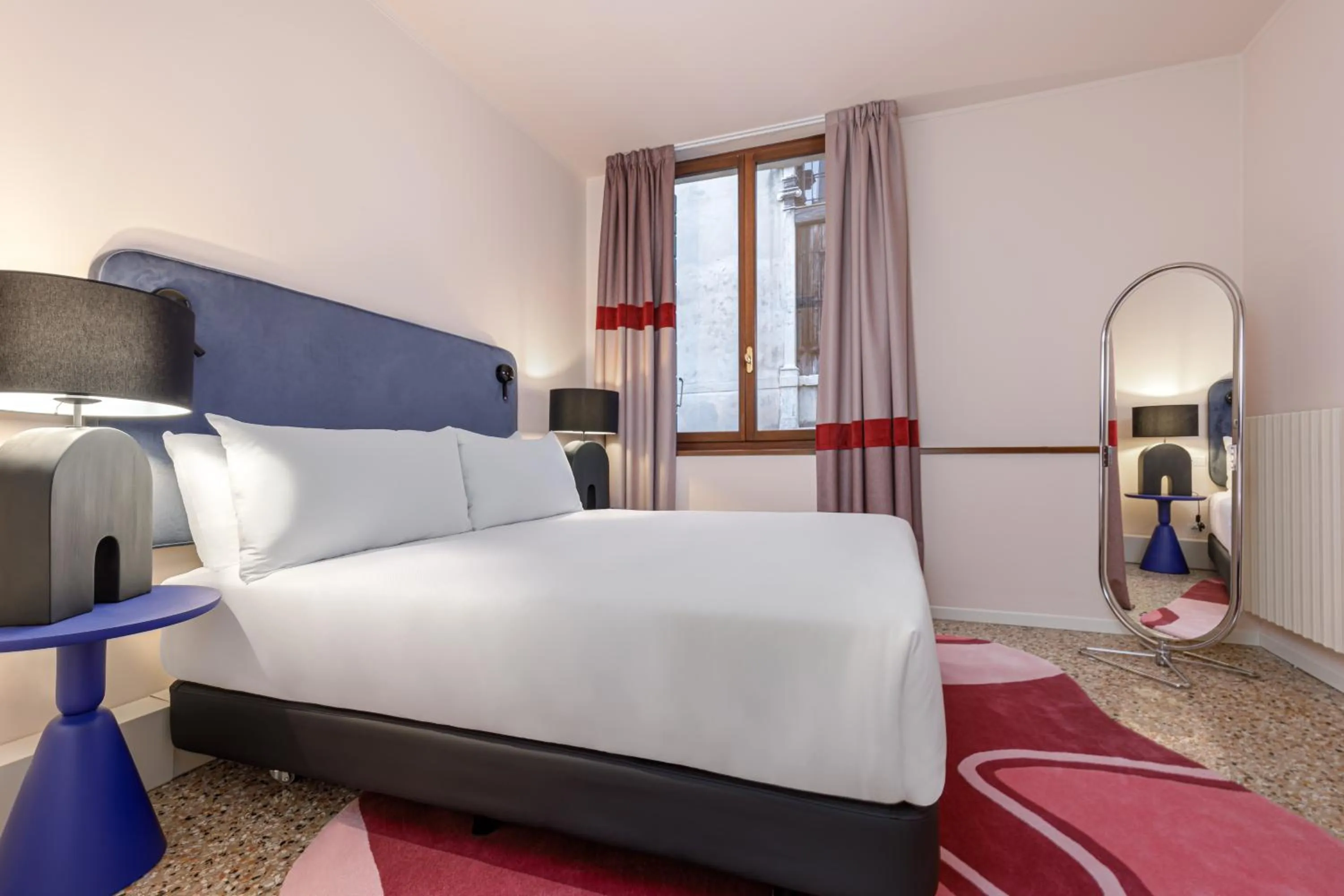 Photo of the whole room, Bed in Palazzo Dei Fiori by Room Mate