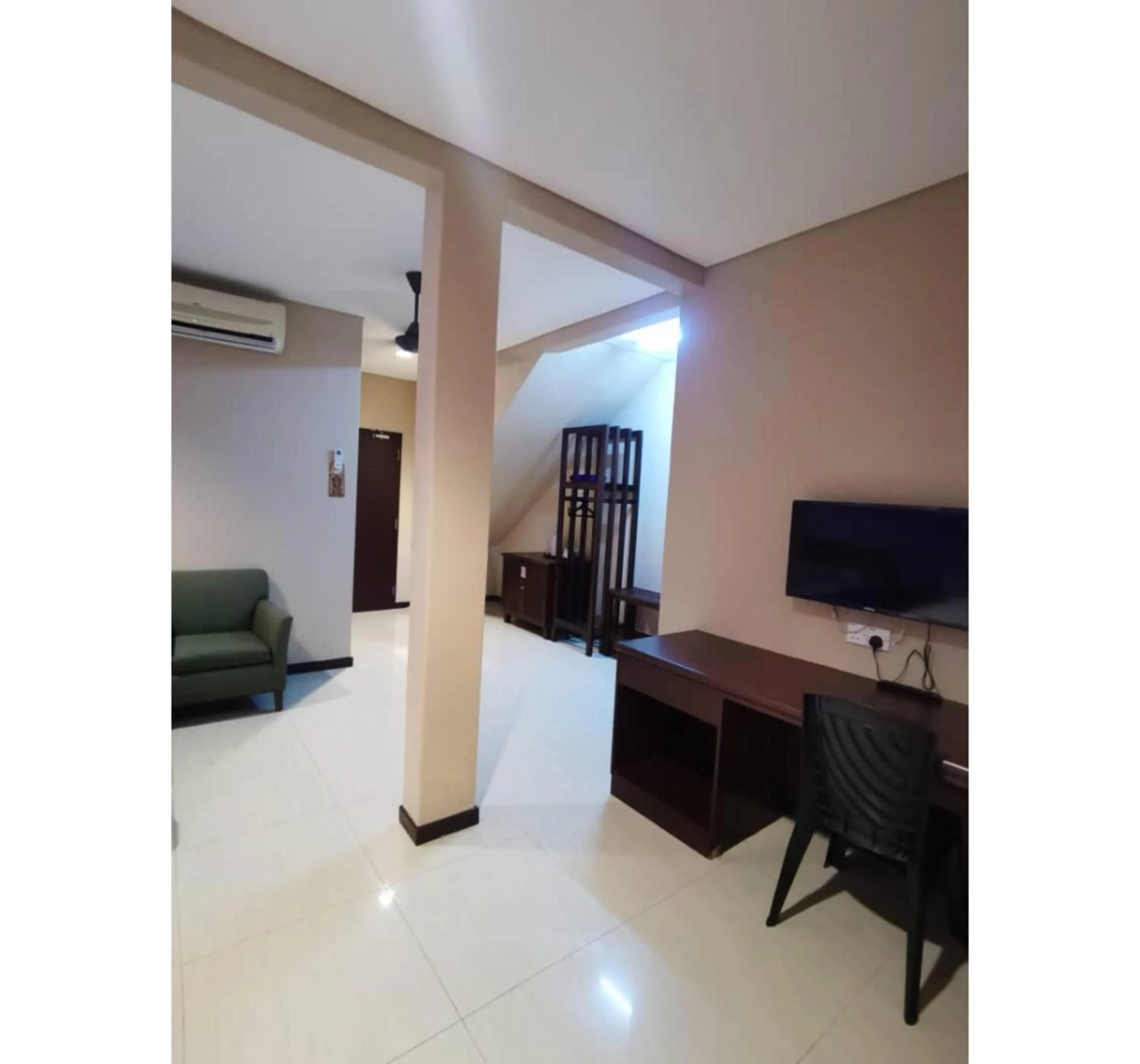 TV and multimedia in Hotel O Pavilion Inn Hotel