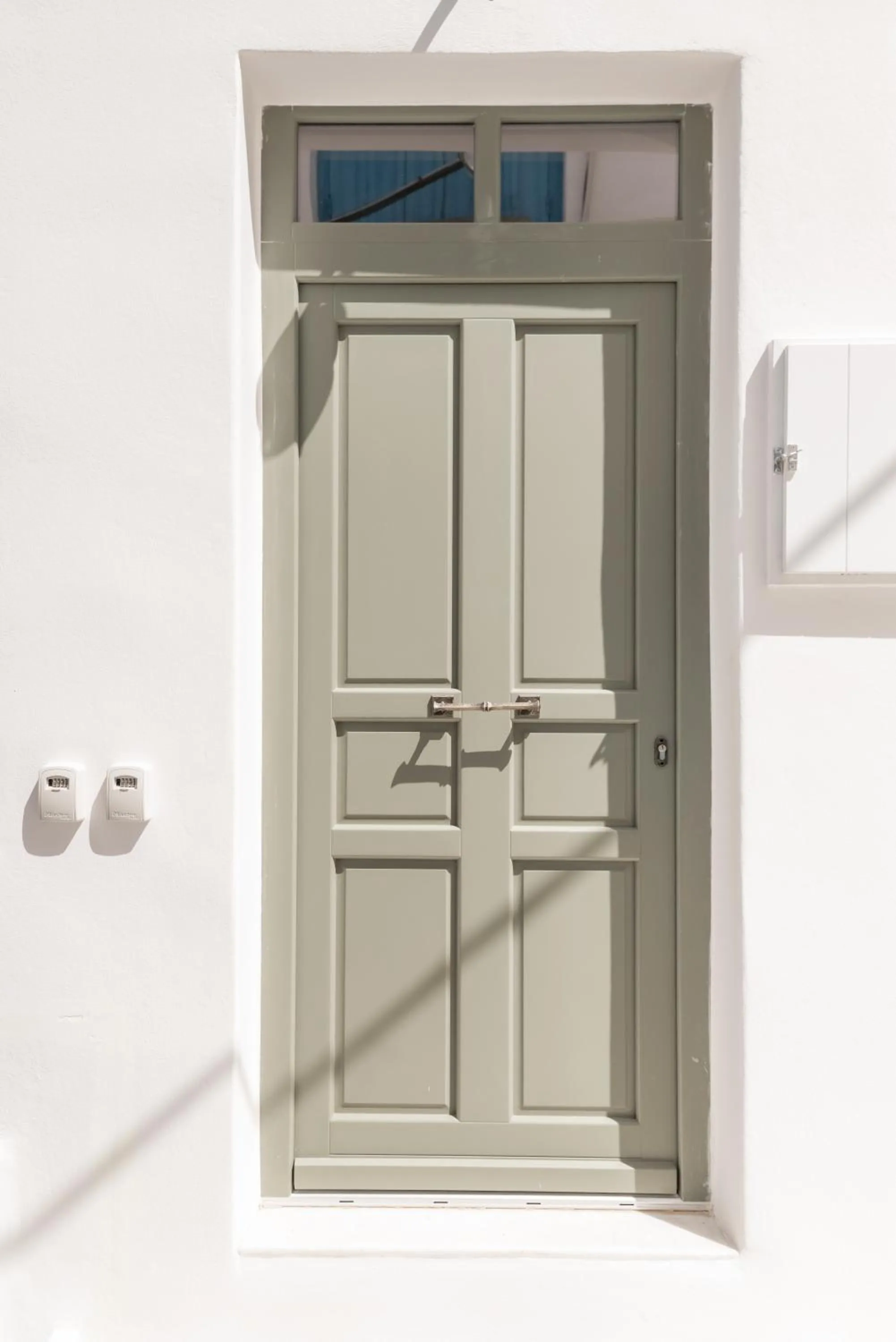 Facade/entrance in aníko suites White Alley