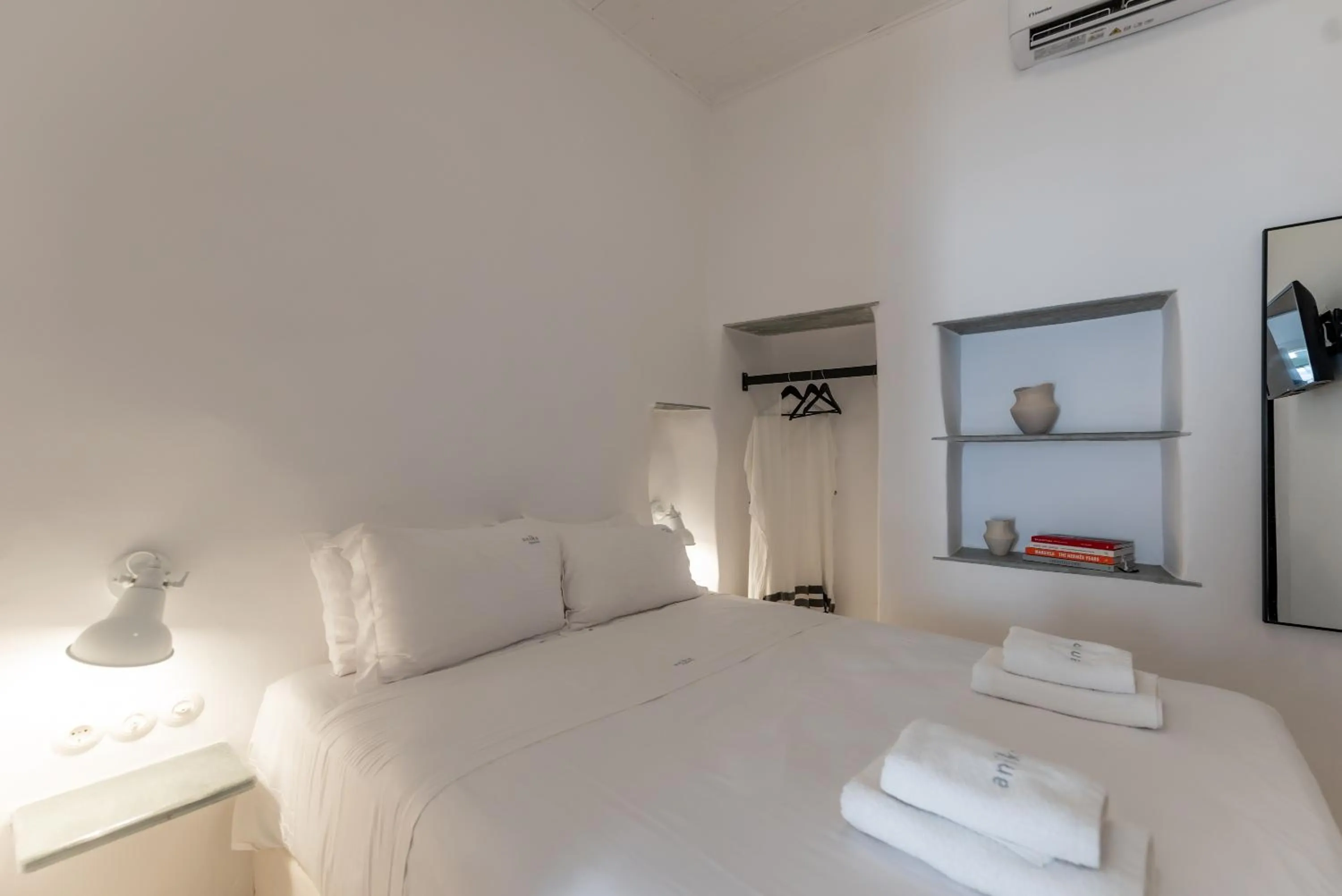 Photo of the whole room, Bed in aníko suites White Alley