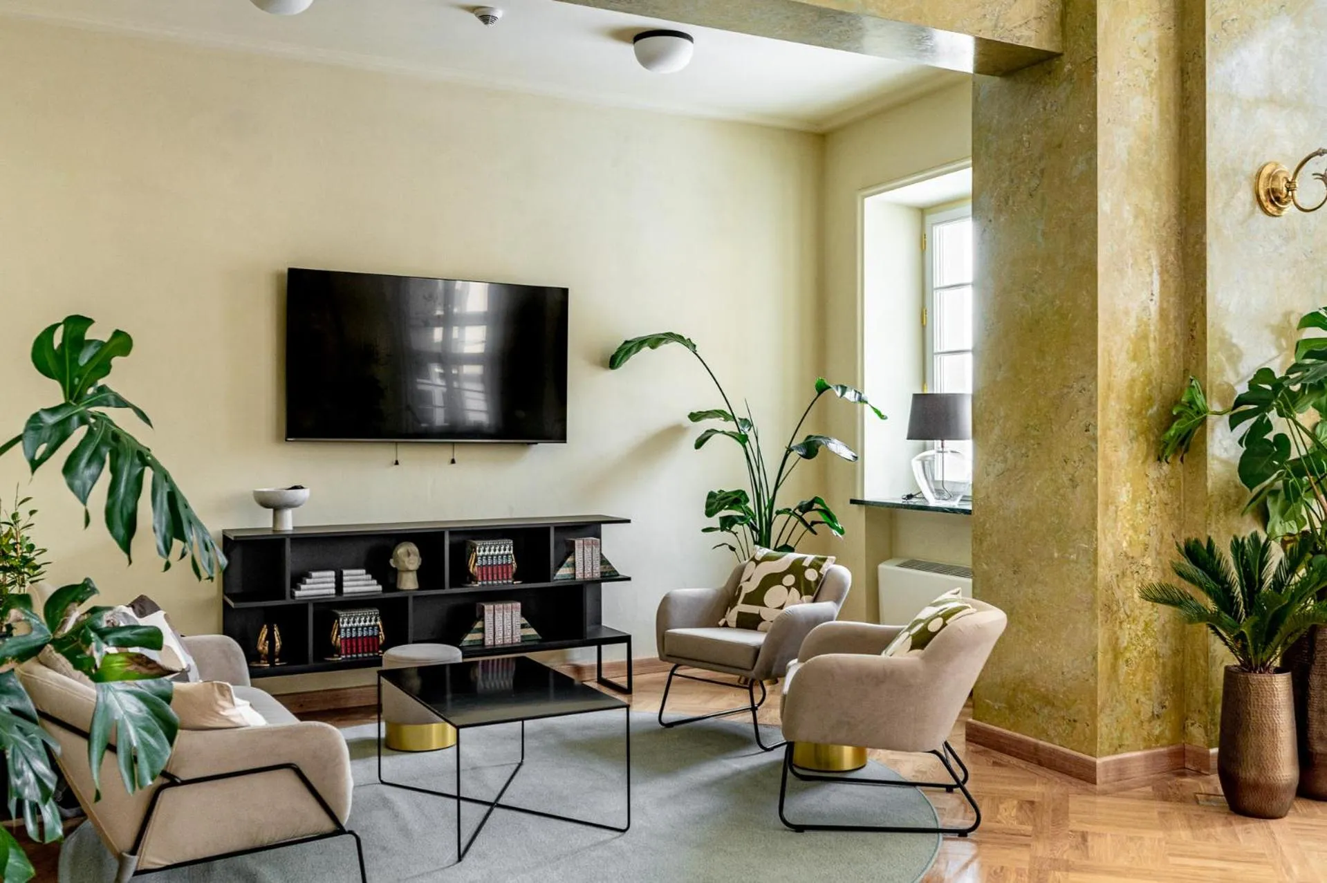 Communal lounge/ TV room in MILESTONE Krakow Center Premium Living by Tribera