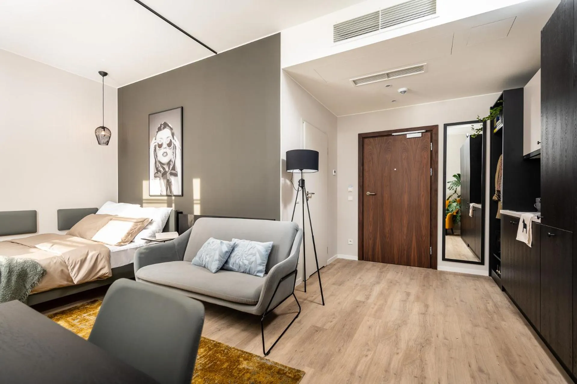 Seating area, Bed in MILESTONE Krakow Center Premium Living by Tribera