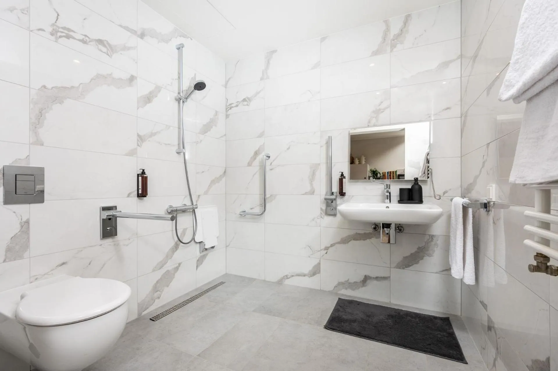 Bathroom in MILESTONE Krakow Center Premium Living by Tribera