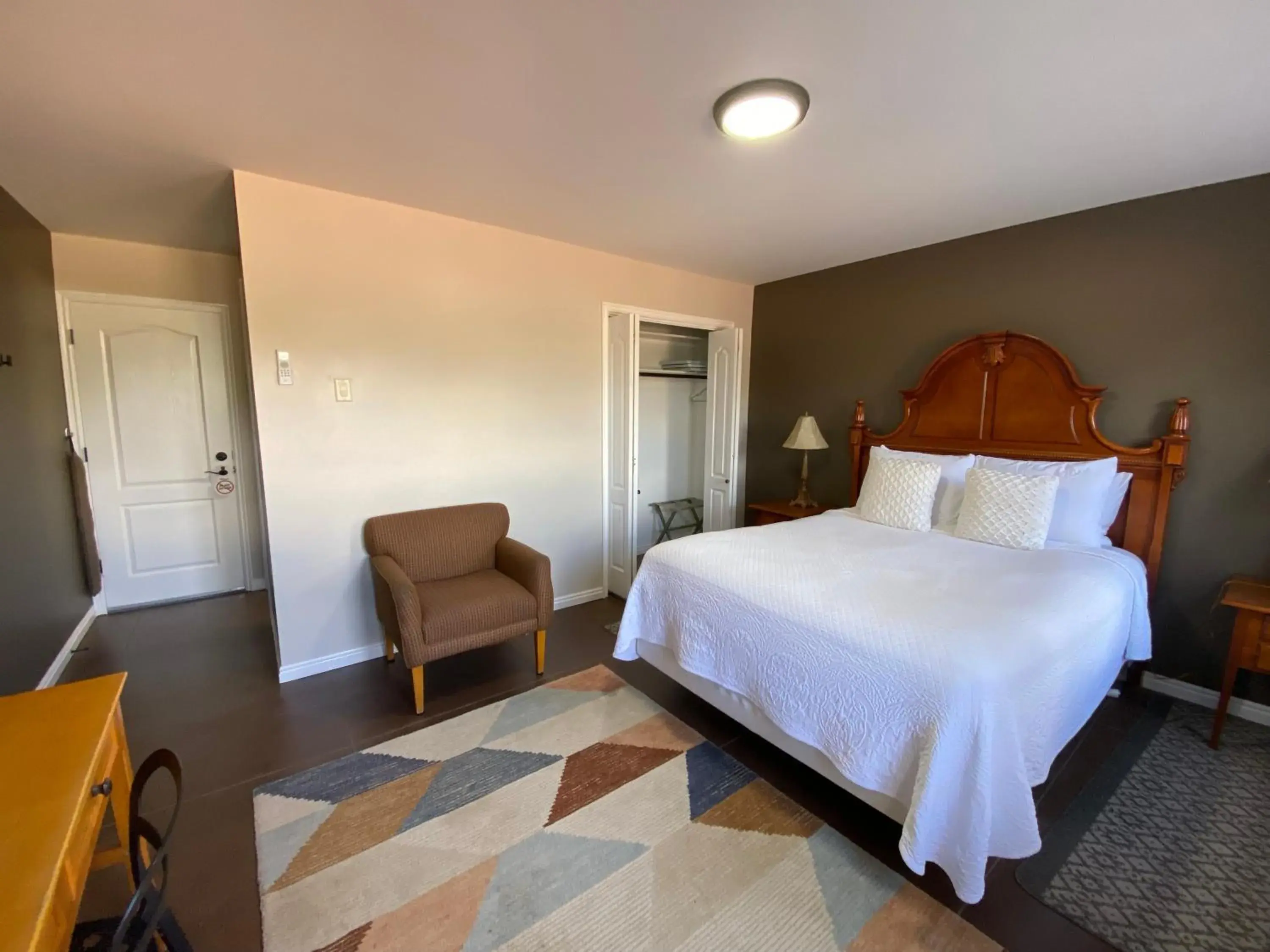 Queen Room in SkyRidge Inn Queen Room in SkyRidge Inn