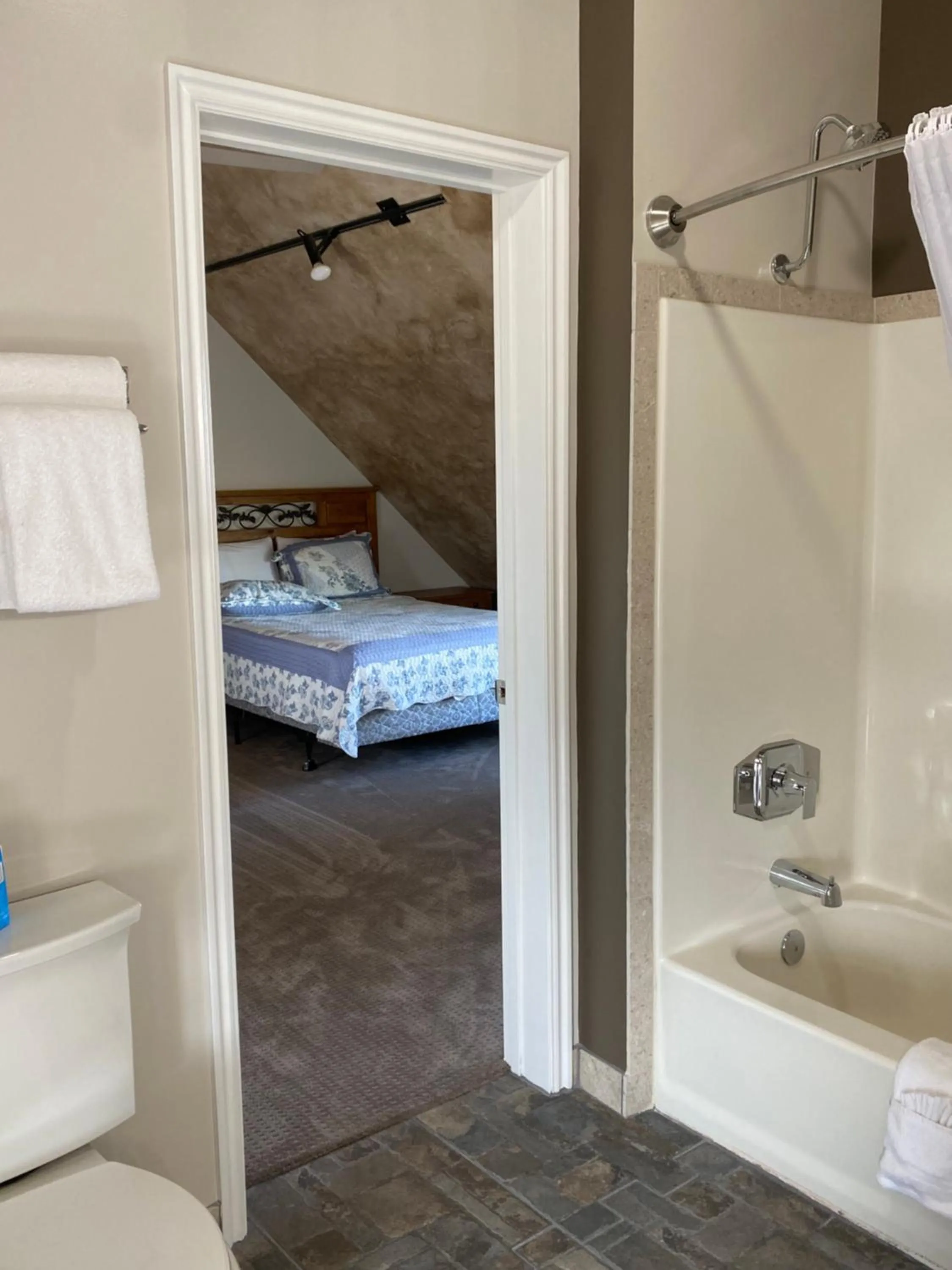 Bathroom, Bed in SkyRidge Inn