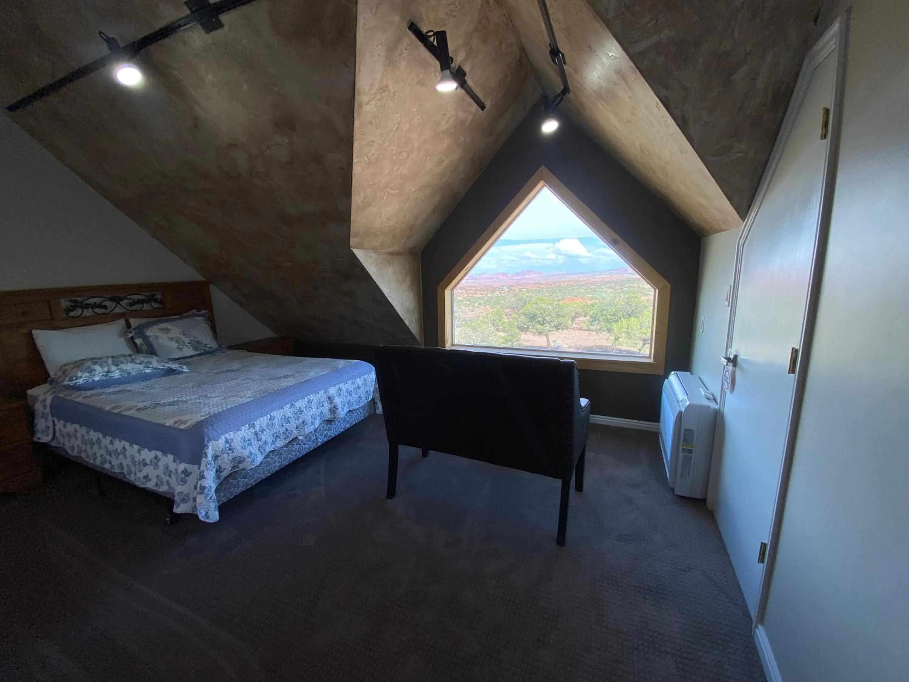 View (from property/room), Bed in SkyRidge Inn