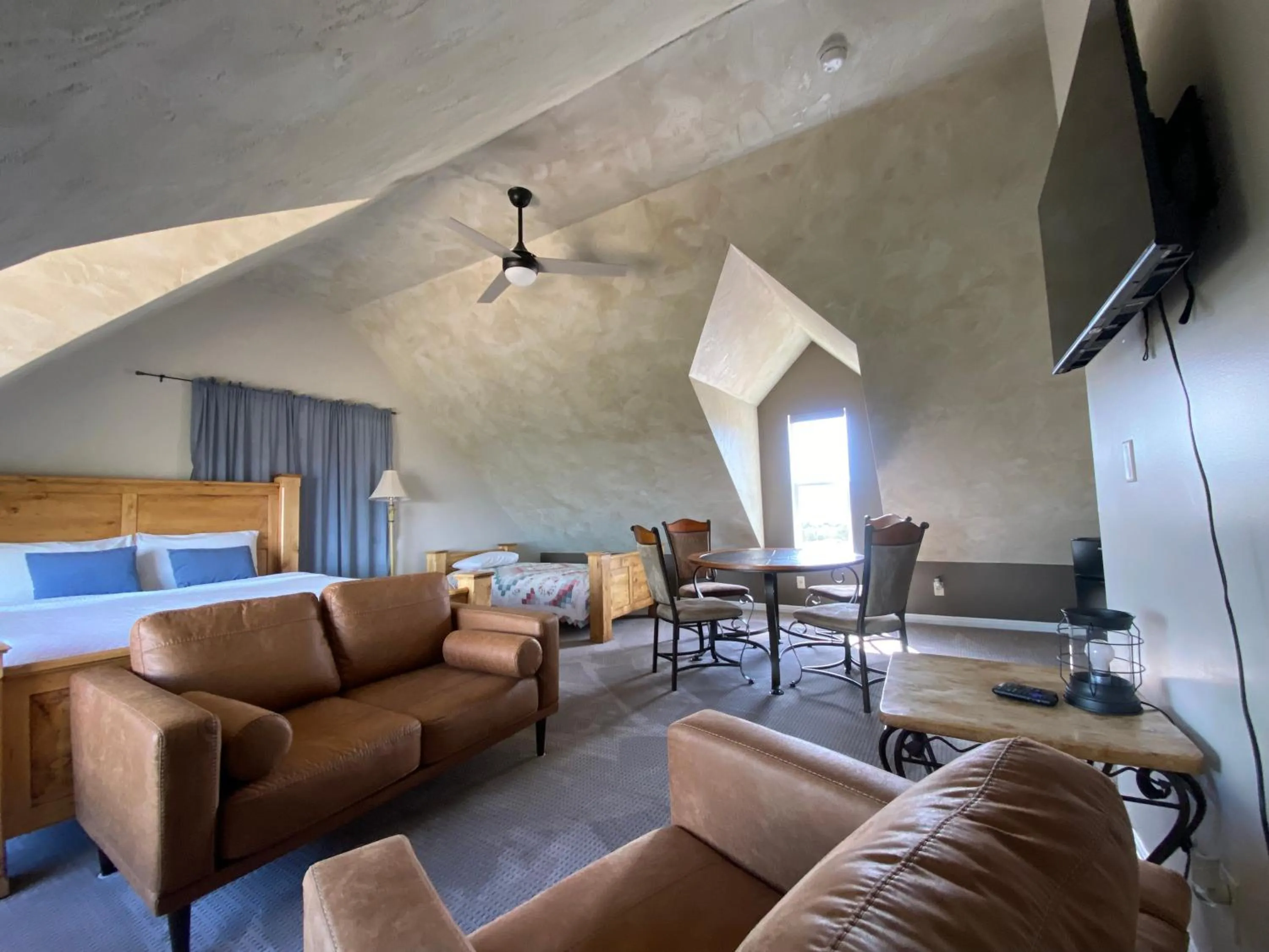 TV and multimedia, Bed in SkyRidge Inn