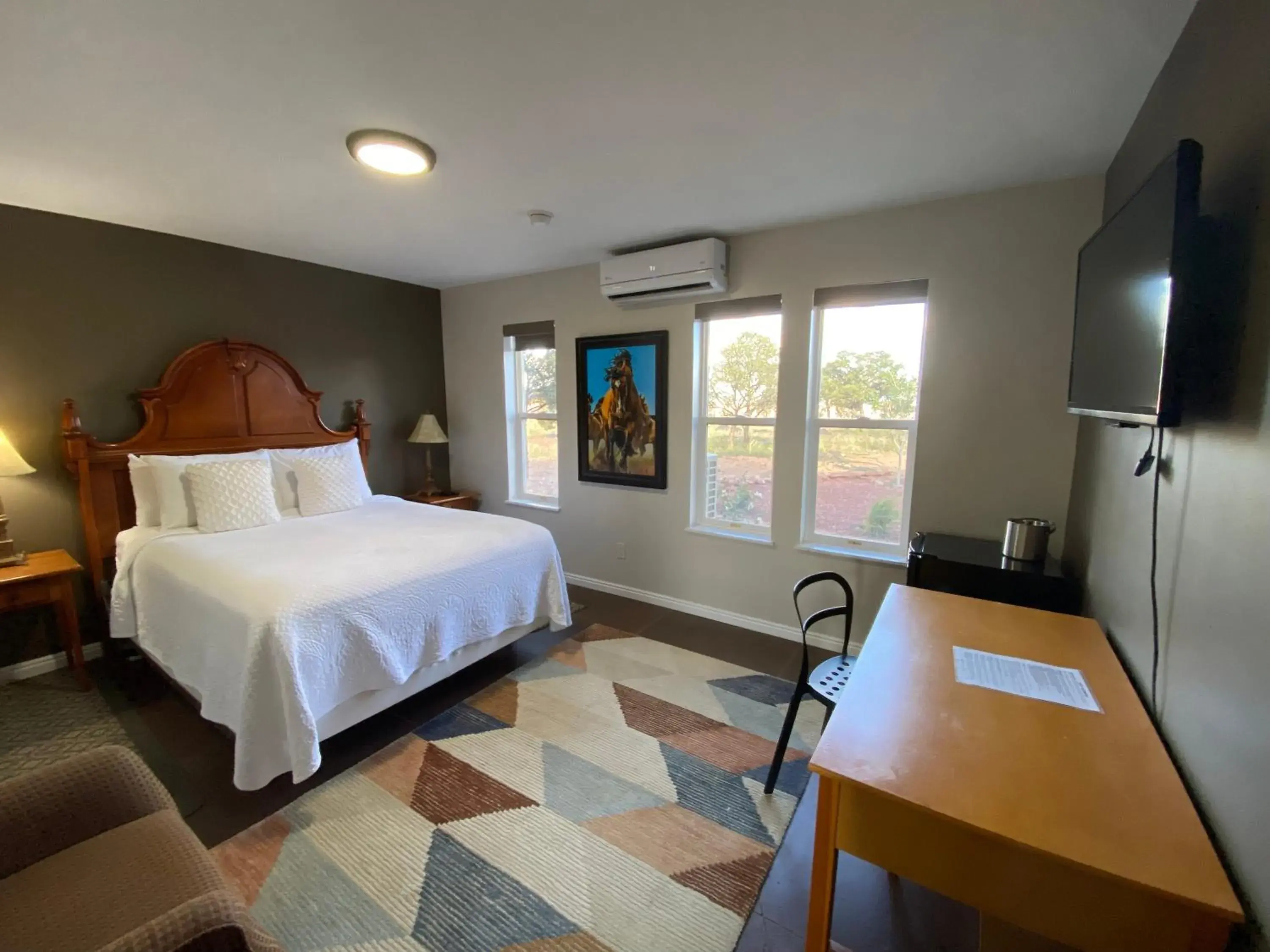 Queen Room in SkyRidge Inn Queen Room in SkyRidge Inn