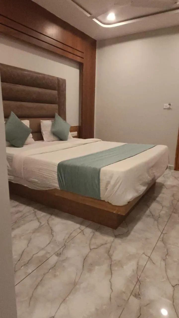 Bed in HOTEL SAFARI INN