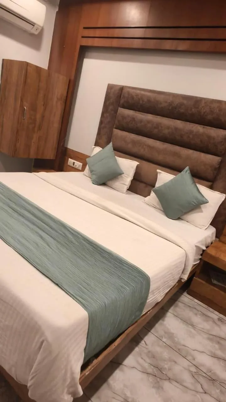 Bed in HOTEL SAFARI INN