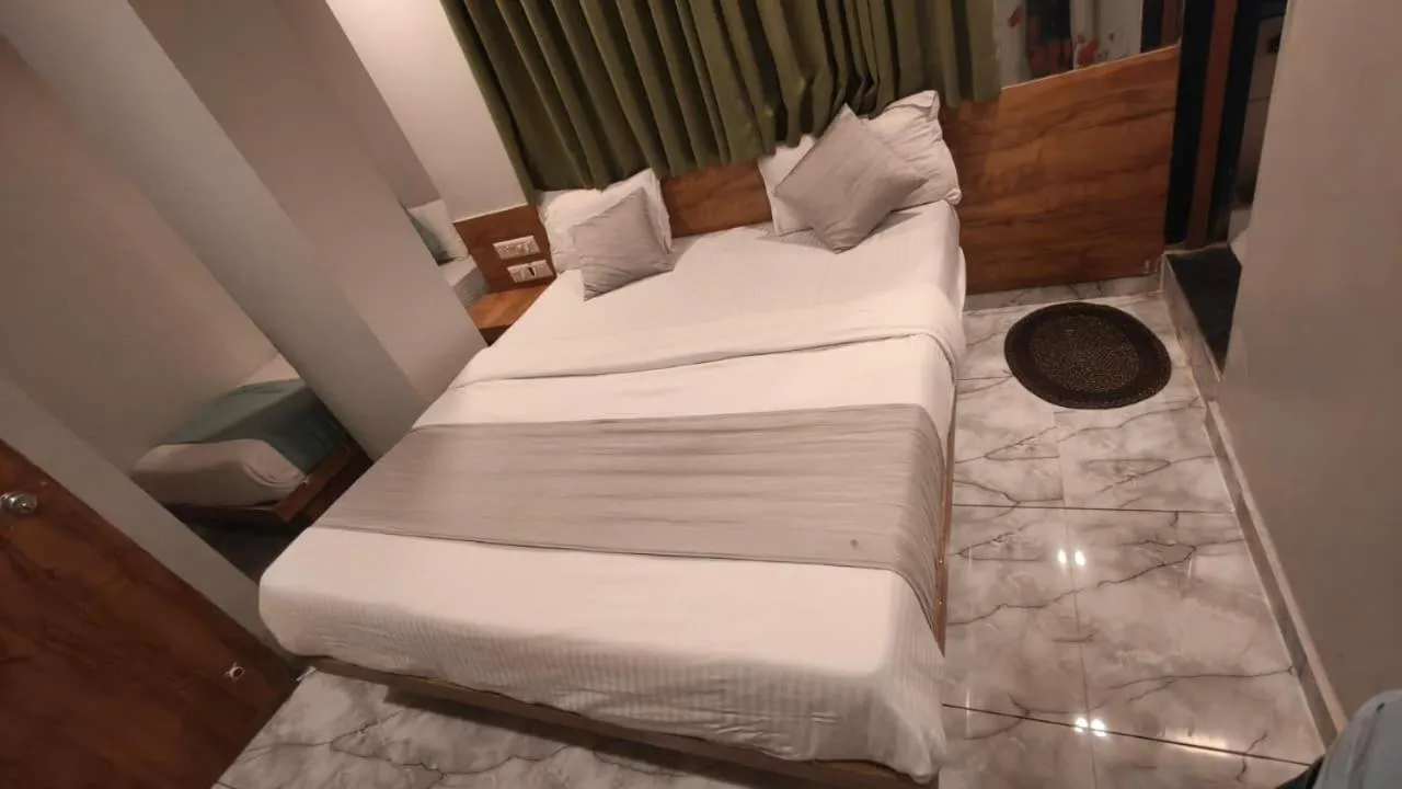 Bed in HOTEL SAFARI INN