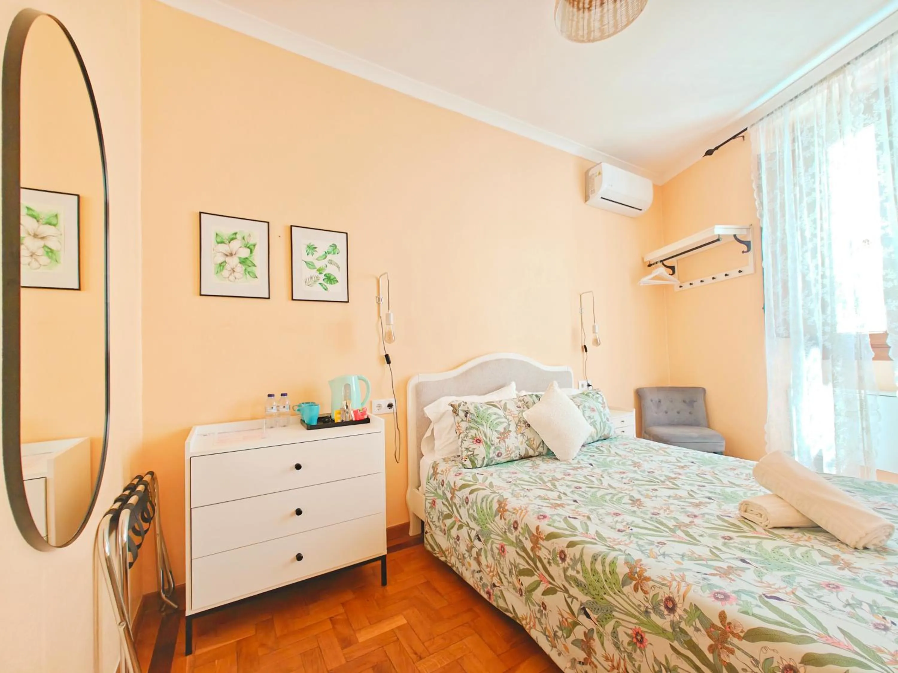 Bedroom, Bed in Sunlight House