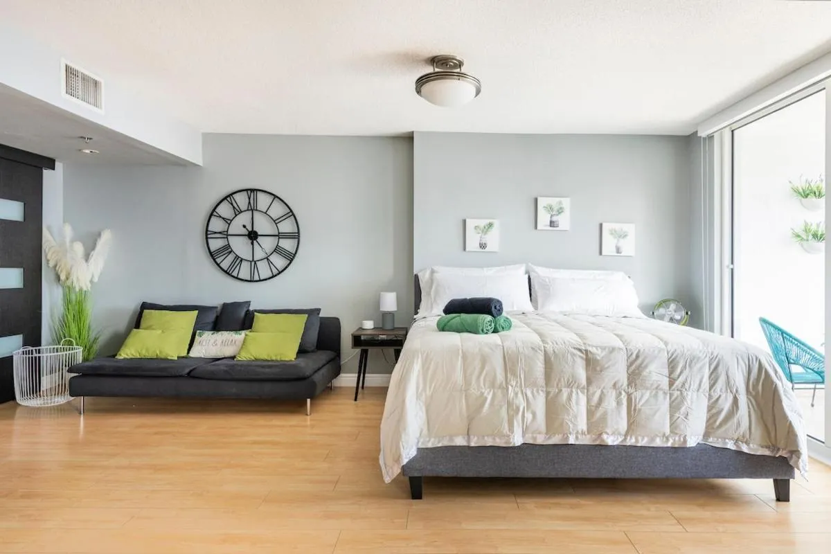 Bed in Brickell Center w/City & Bay View + FREE Parking!