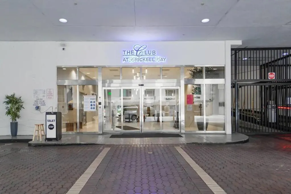 Property building in Brickell Center w/City & Bay View + FREE Parking!