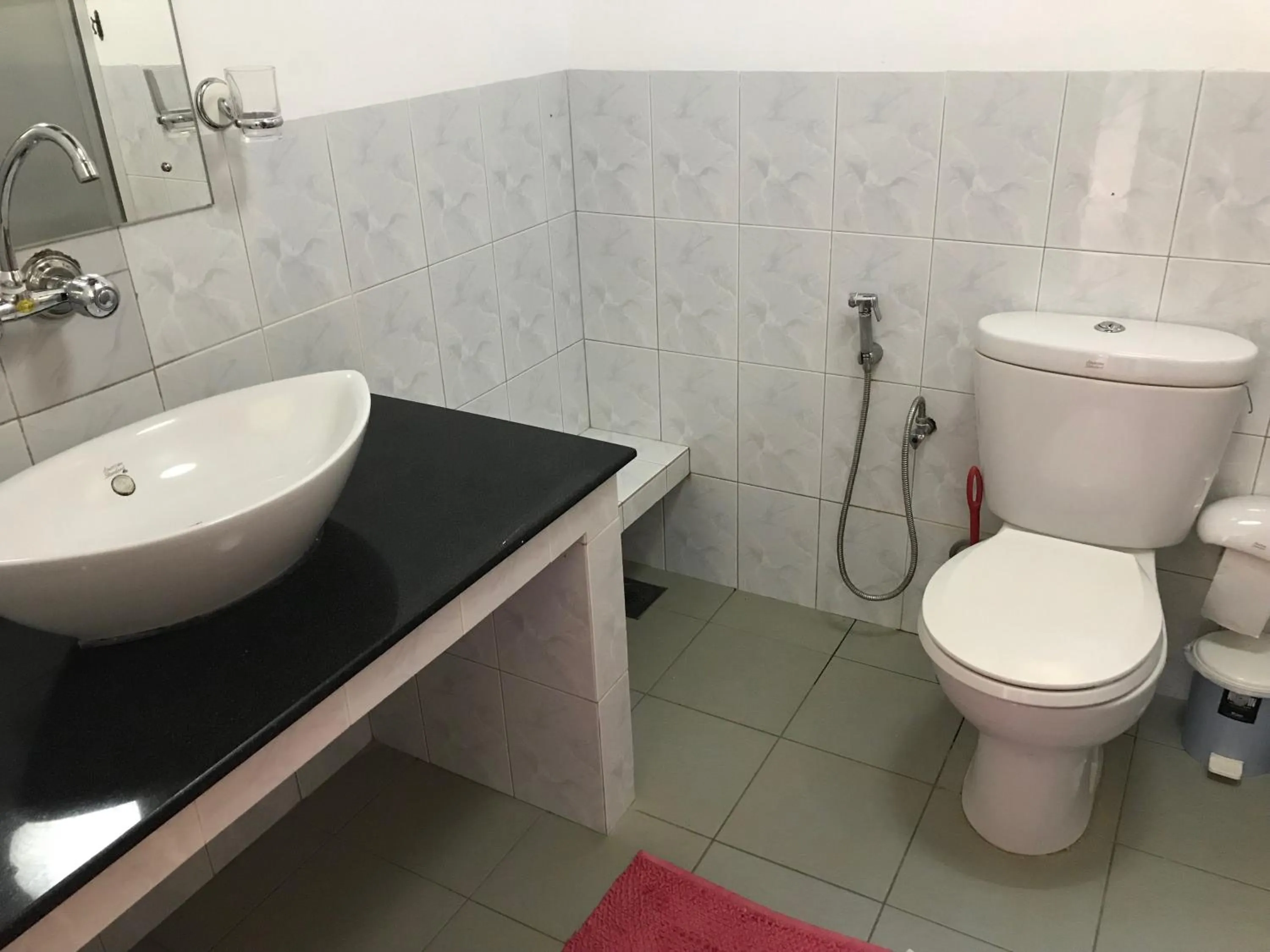 Bathroom in Jungle Tide