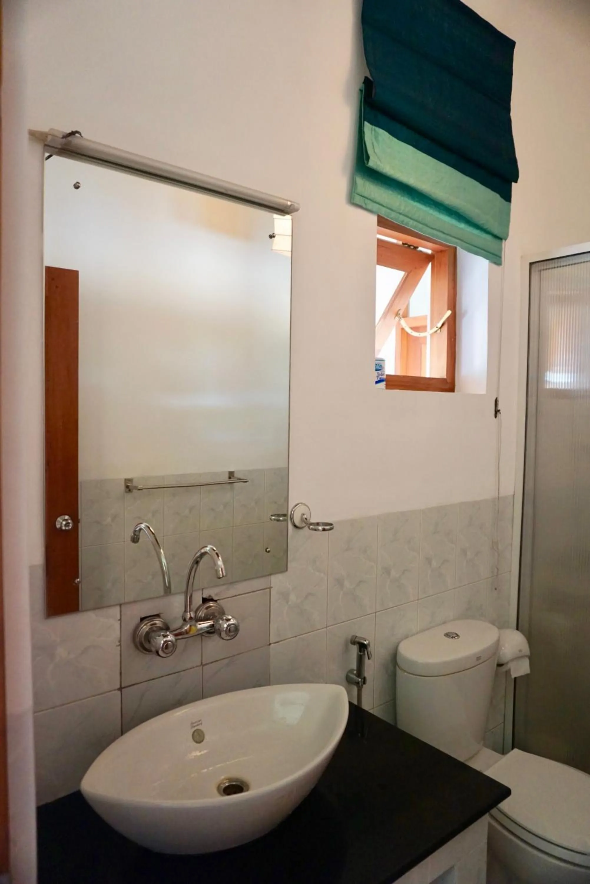 Bathroom in Jungle Tide