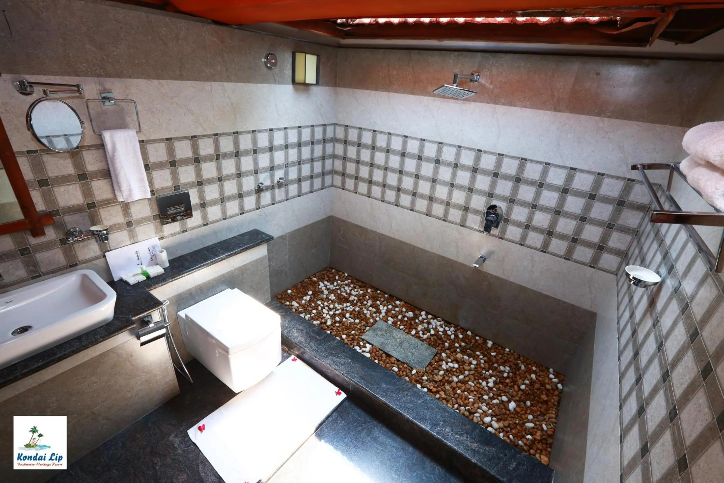 Bathroom in Kondai Lip Backwater Heritage Resort