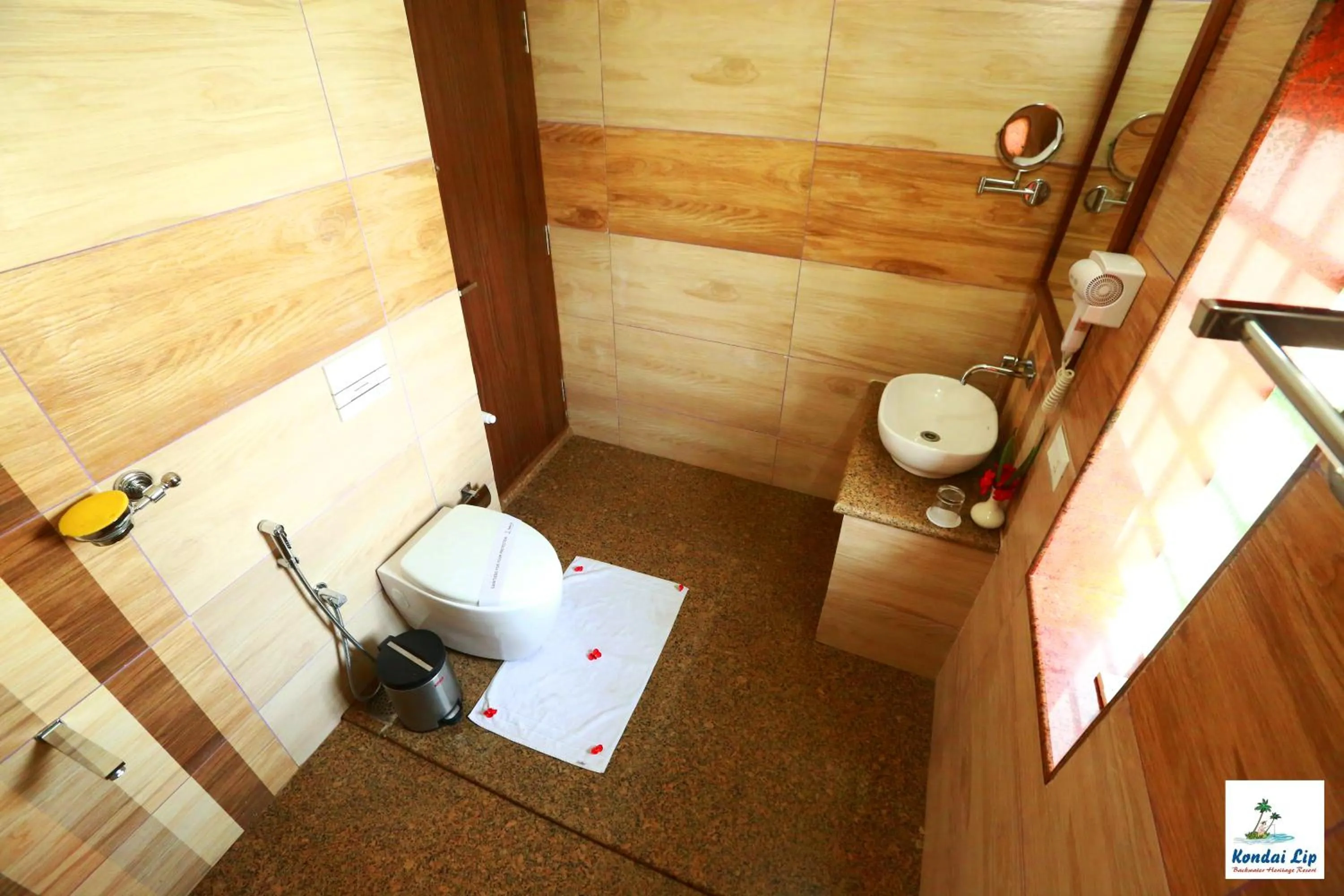 Bathroom in Kondai Lip Backwater Heritage Resort