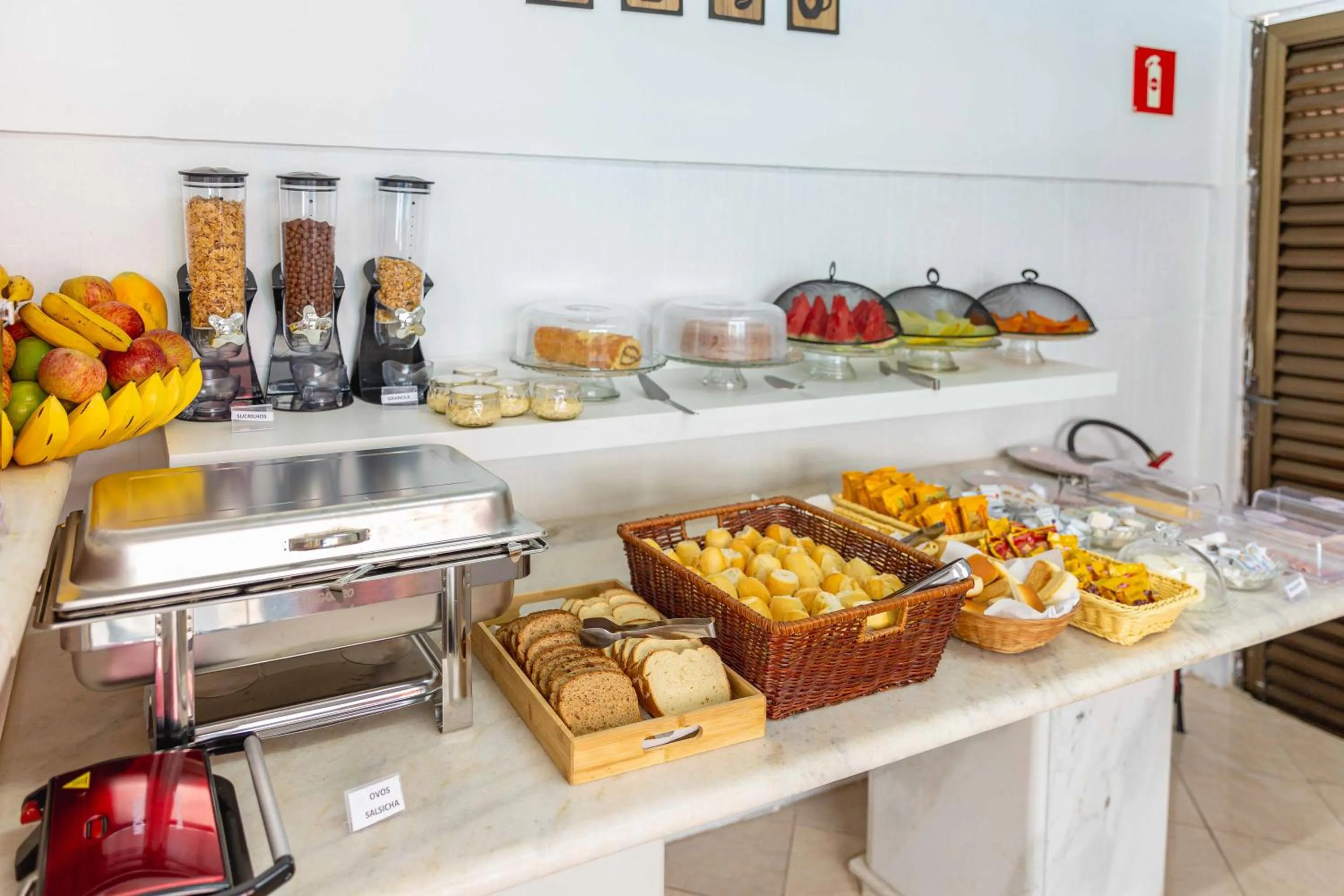 Buffet breakfast in Pousada Sol da Enseada Guarujá Inn - Piscina Aquecida